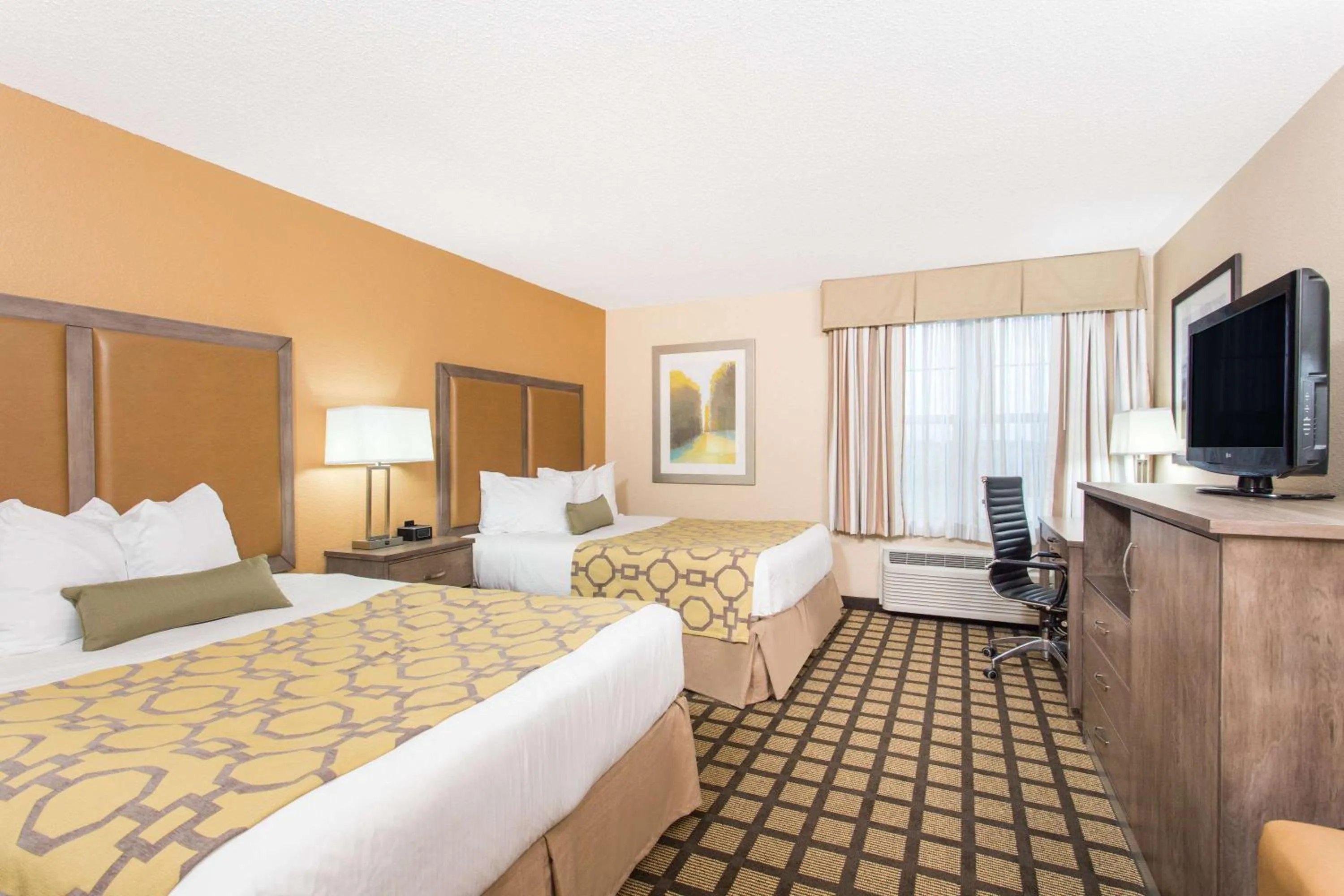 Photo of the whole room, Bed in Baymont by Wyndham Plymouth