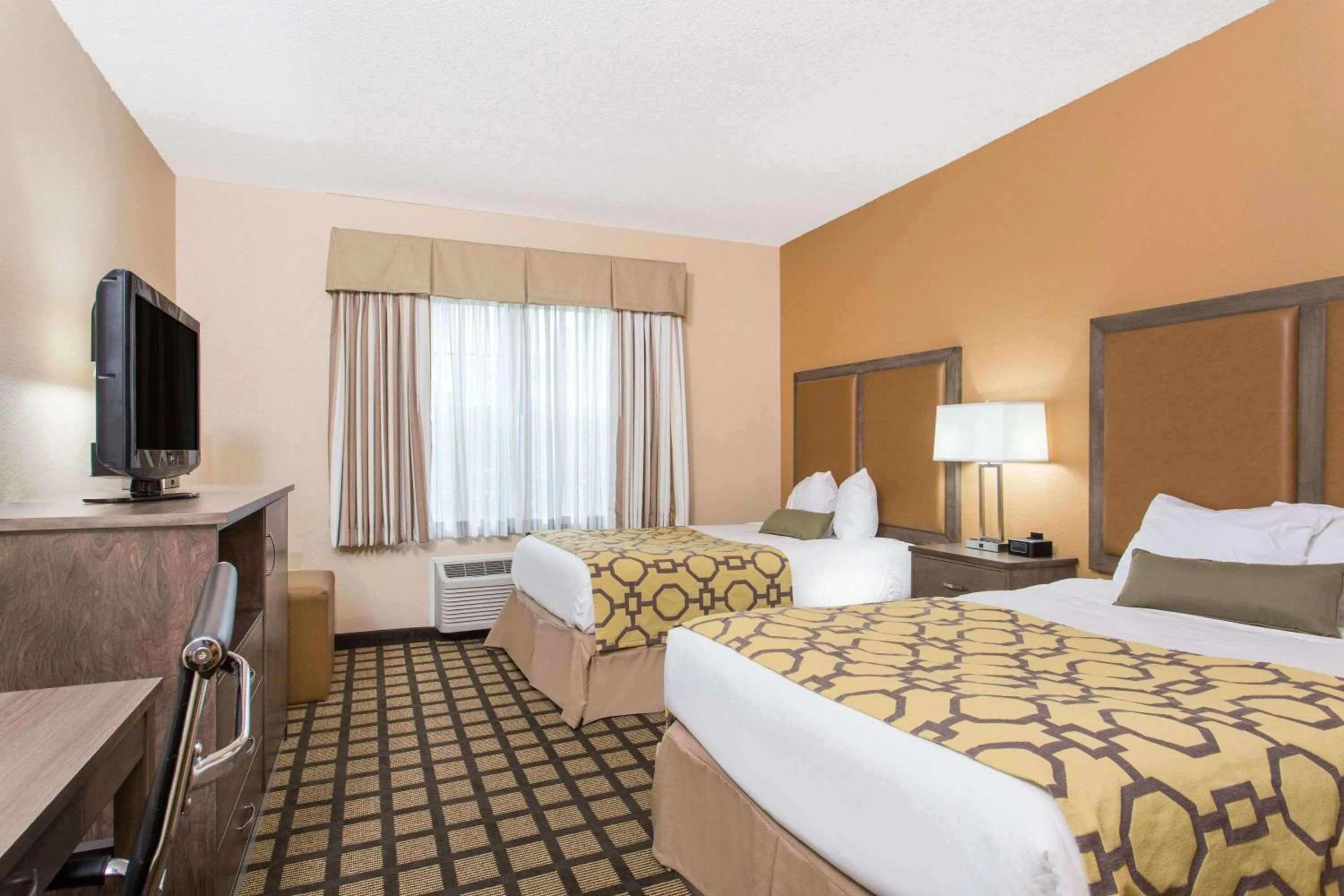 Photo of the whole room, Bed in Baymont by Wyndham Plymouth