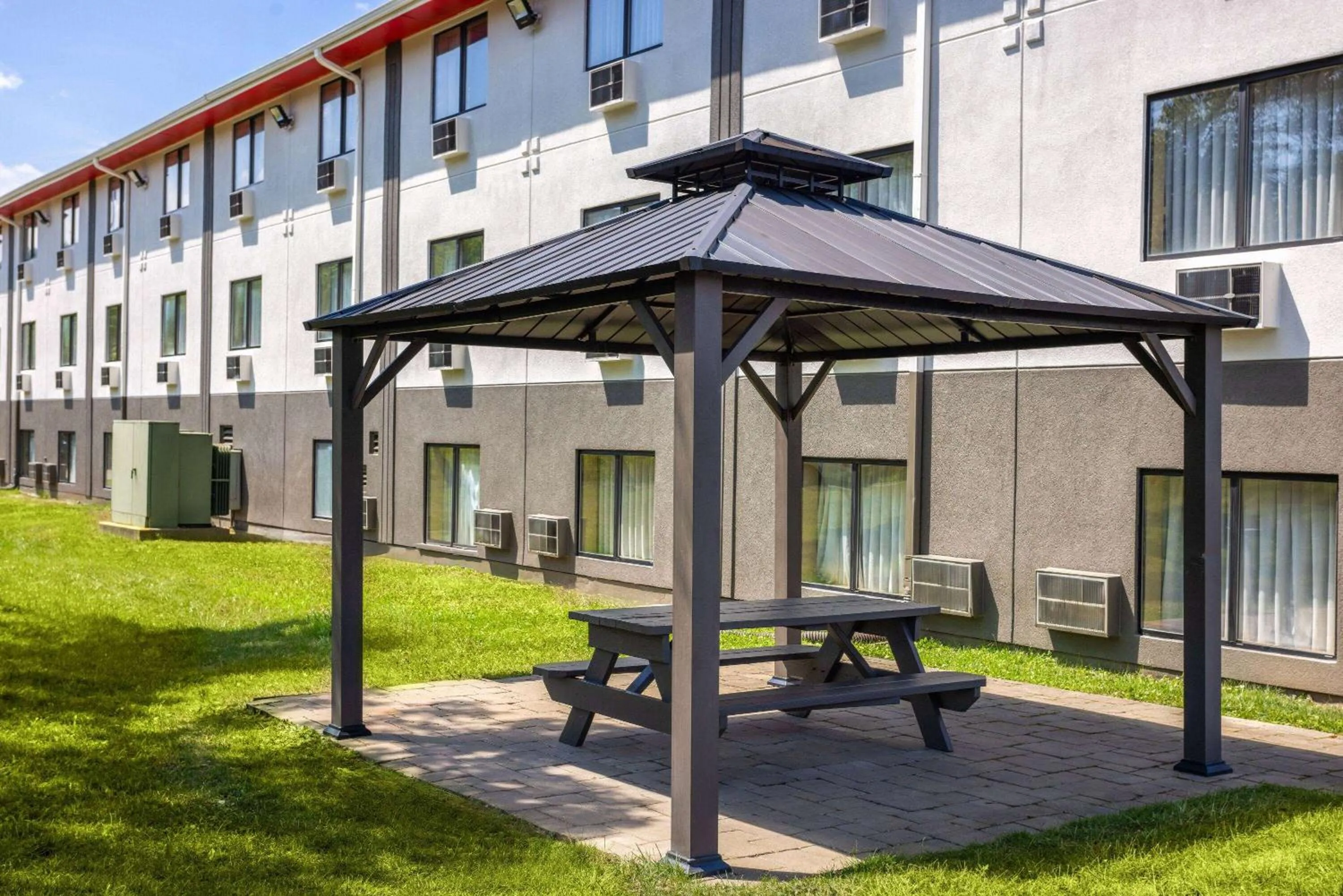 BBQ facilities in Super 8 by Wyndham St. Clairsville OH/Wheeling WV Area