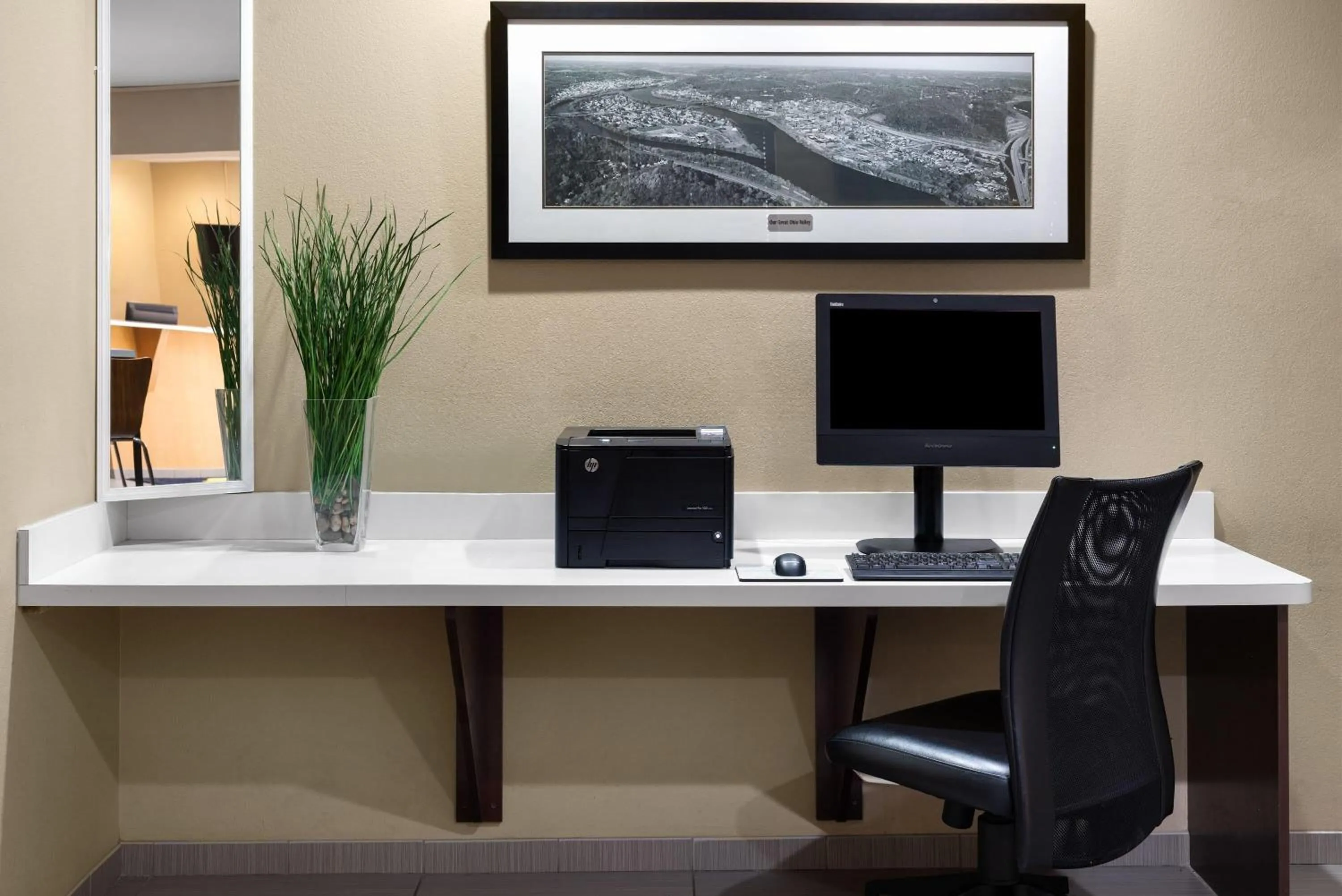 Business facilities in Super 8 by Wyndham St. Clairsville OH/Wheeling WV Area