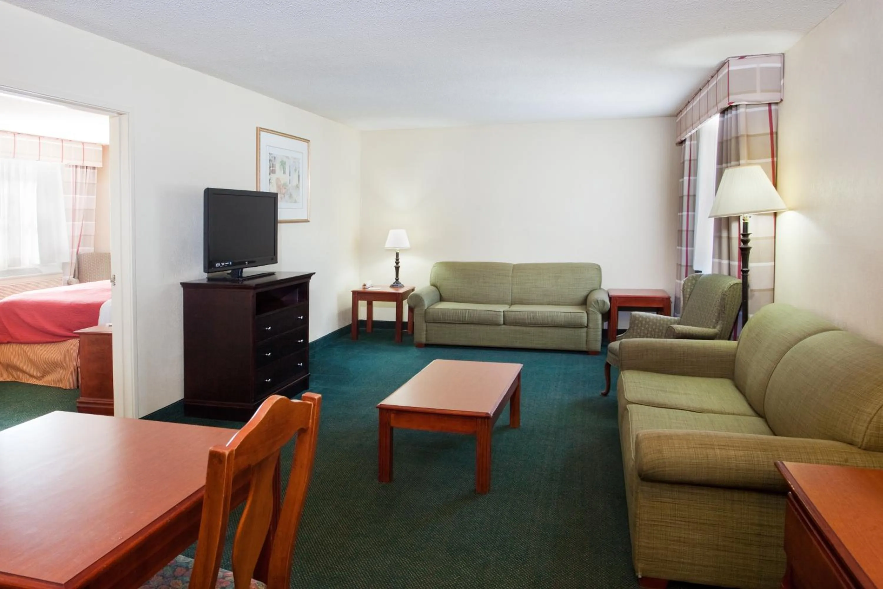 Living room, Bed in Country Inn & Suites by Radisson, Hiram, GA