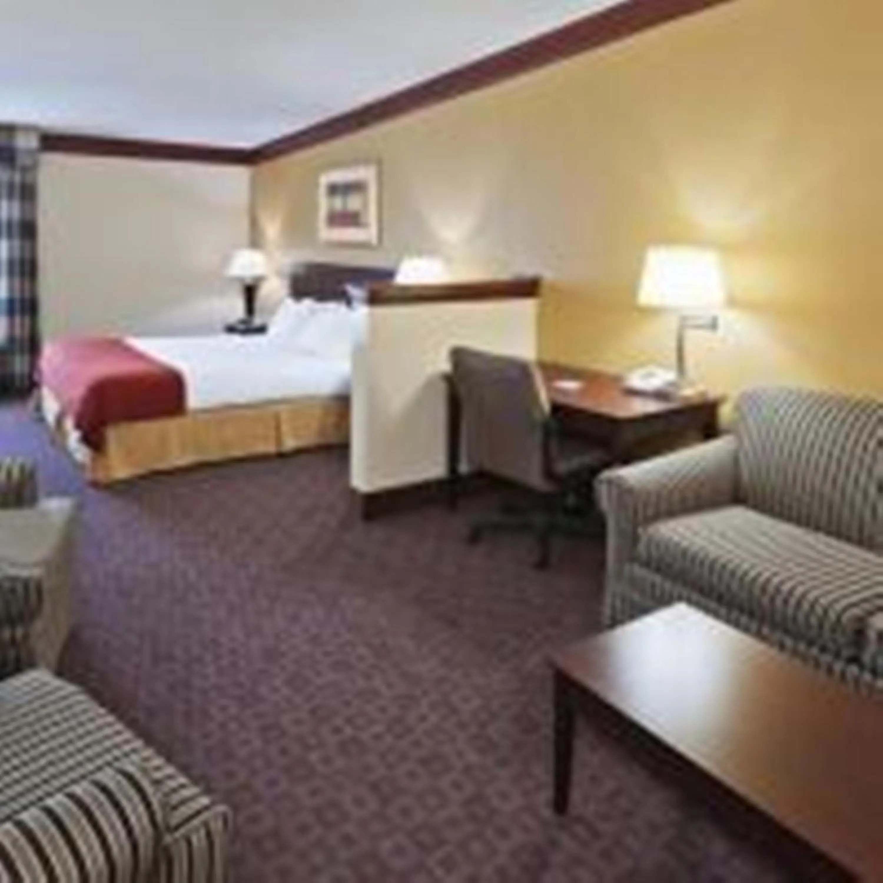 Bedroom in Days Inn & Suites by Wyndham Tahlequah