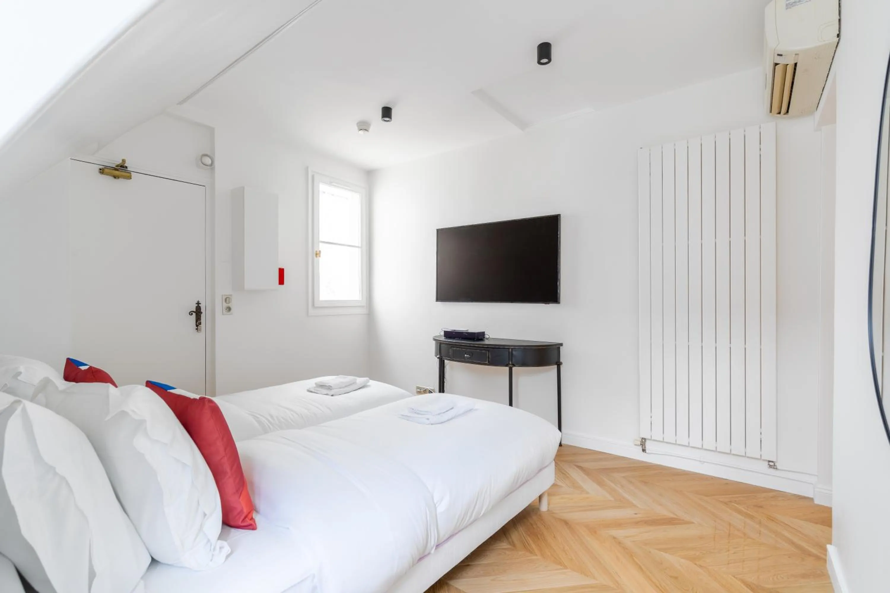 Bed in HotelHome Paris 16