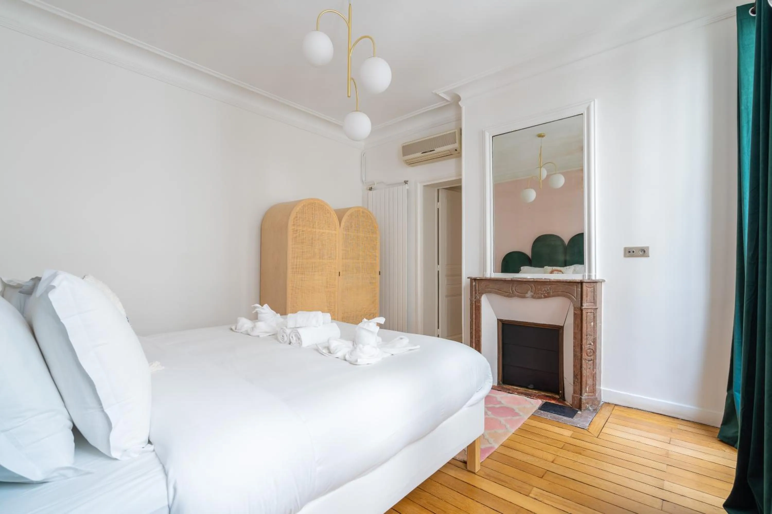 Bed in HotelHome Paris 16