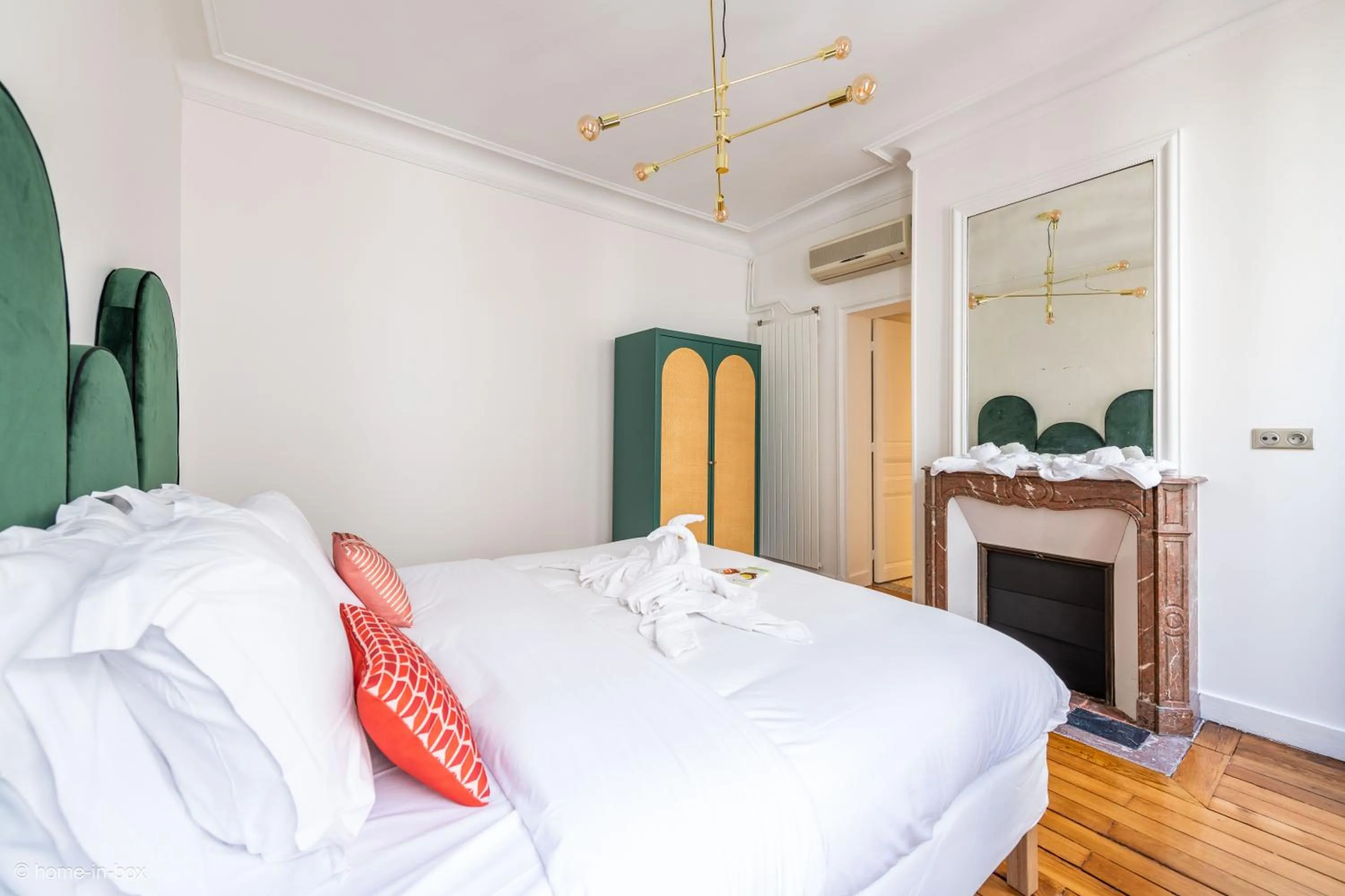 Bed in HotelHome Paris 16