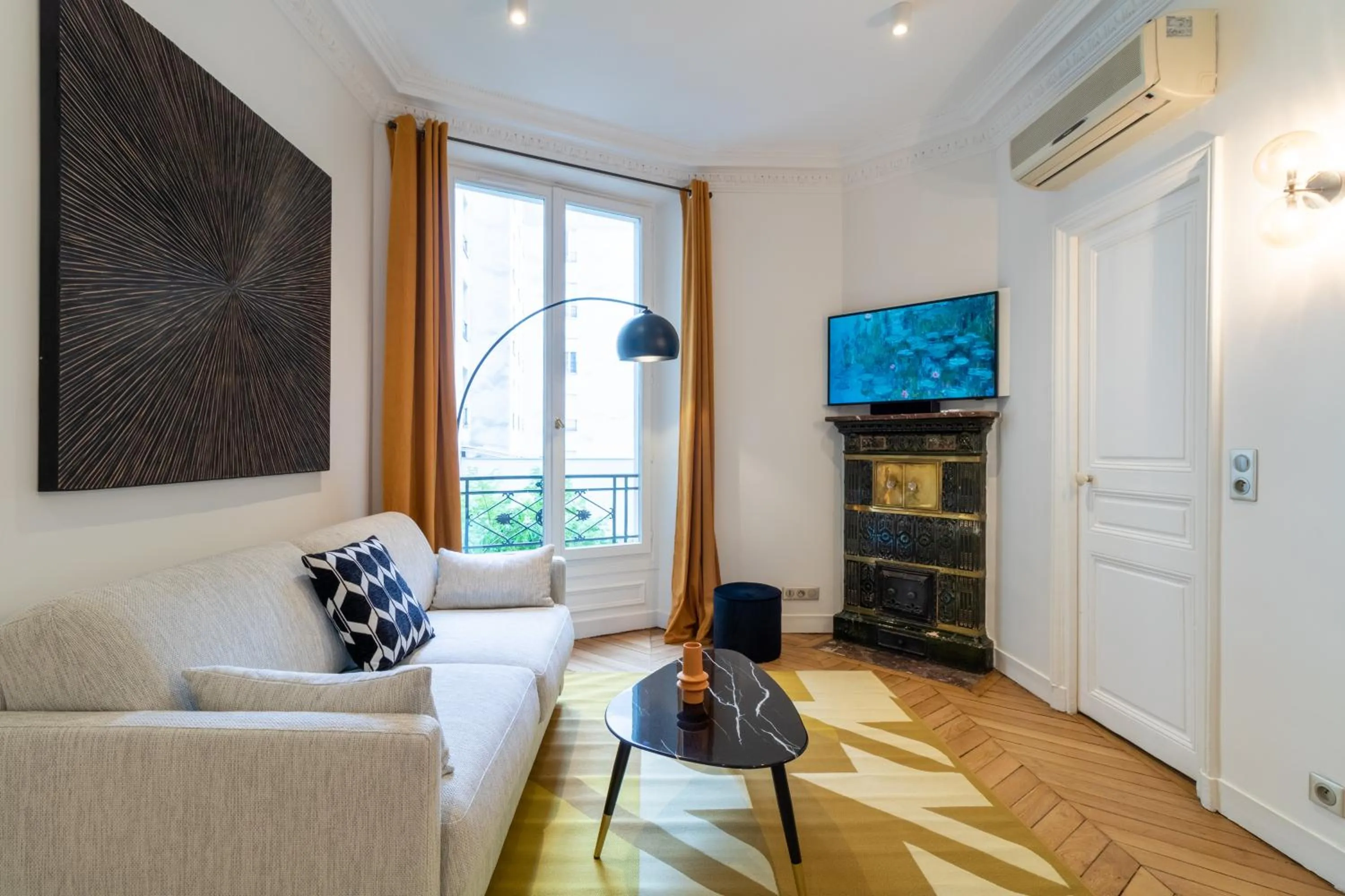 Communal lounge/ TV room in HotelHome Paris 16