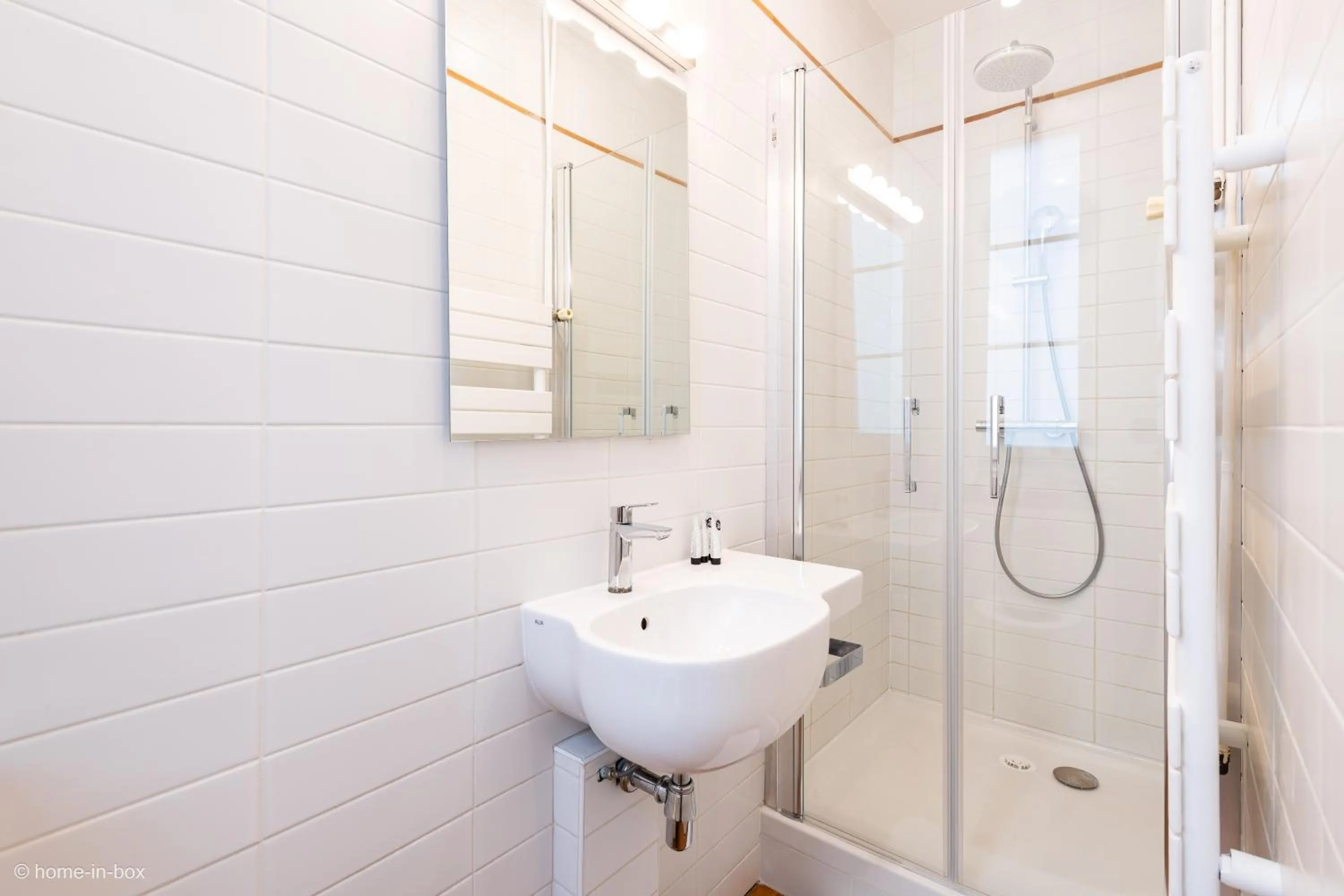 Shower in HotelHome Paris 16