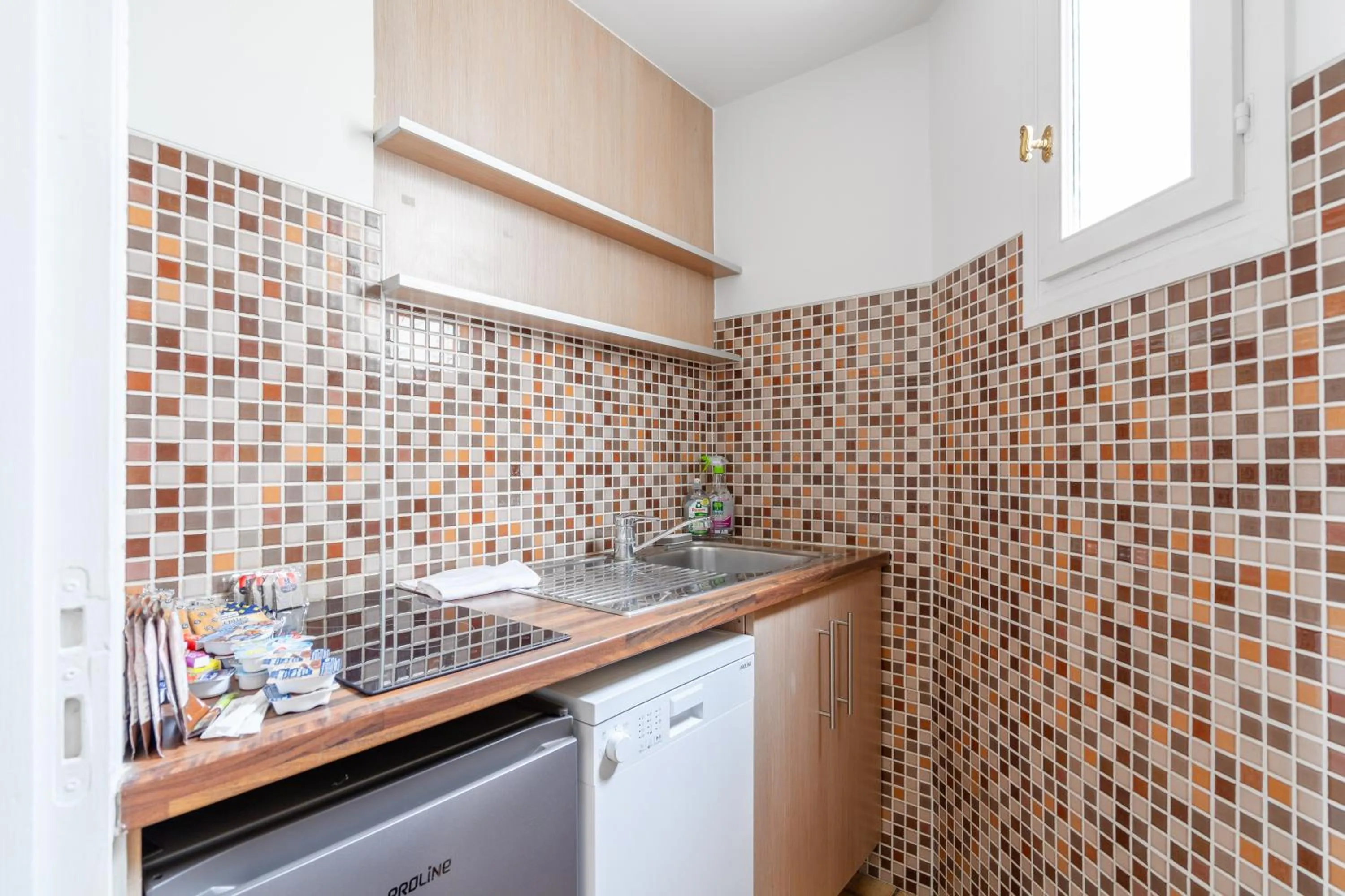 Kitchen or kitchenette in HotelHome Paris 16