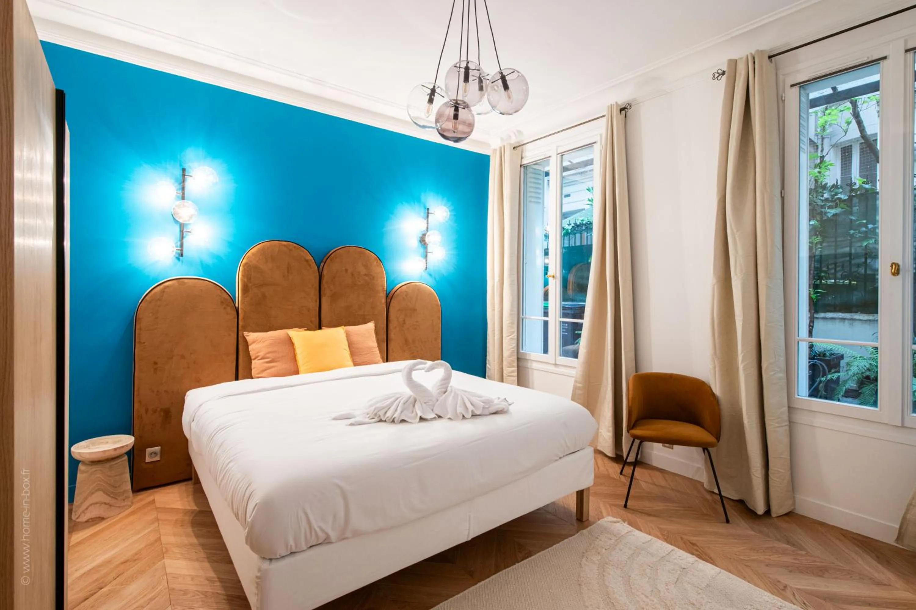 Bed in HotelHome Paris 16