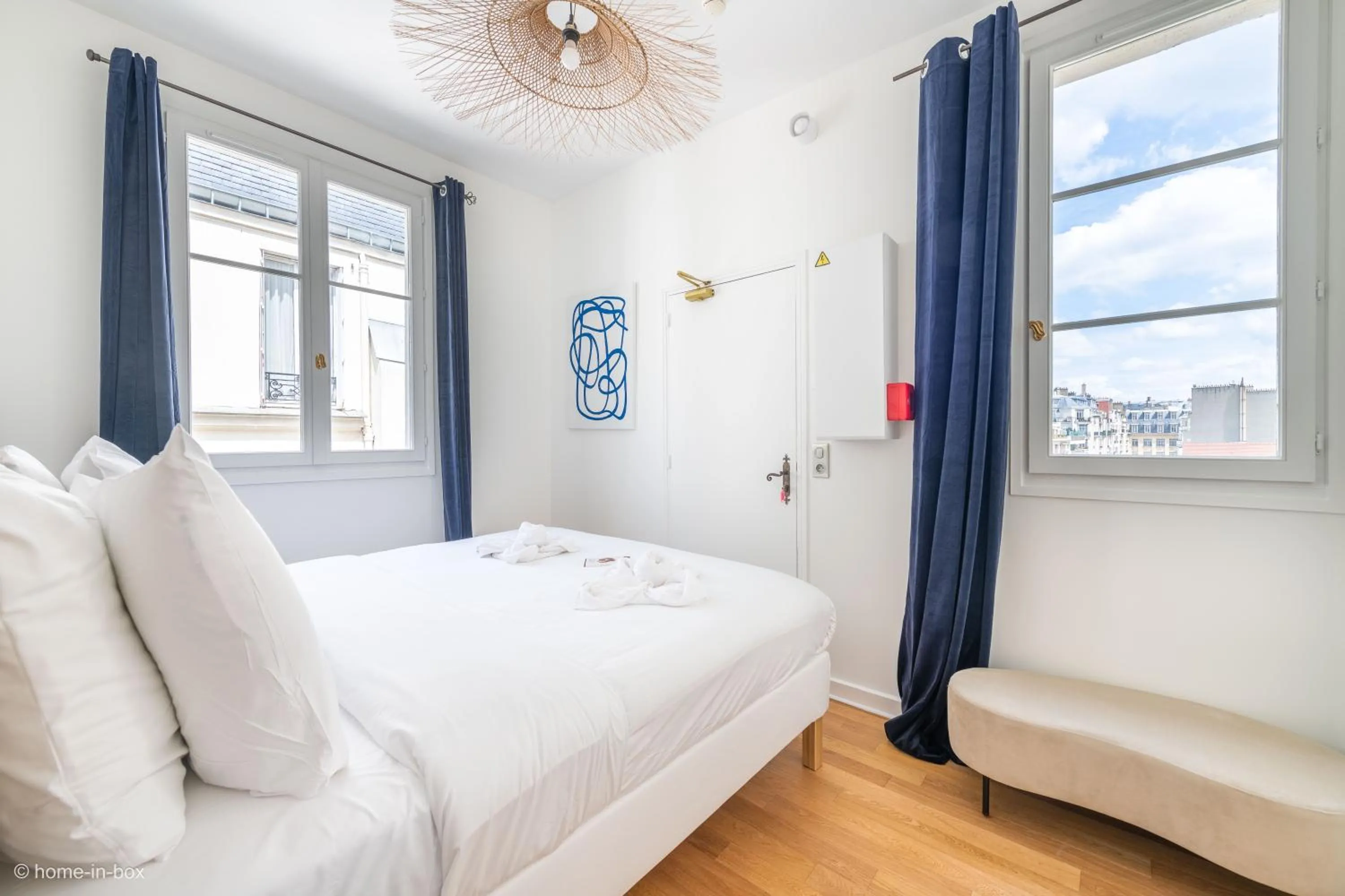 Bed in HotelHome Paris 16