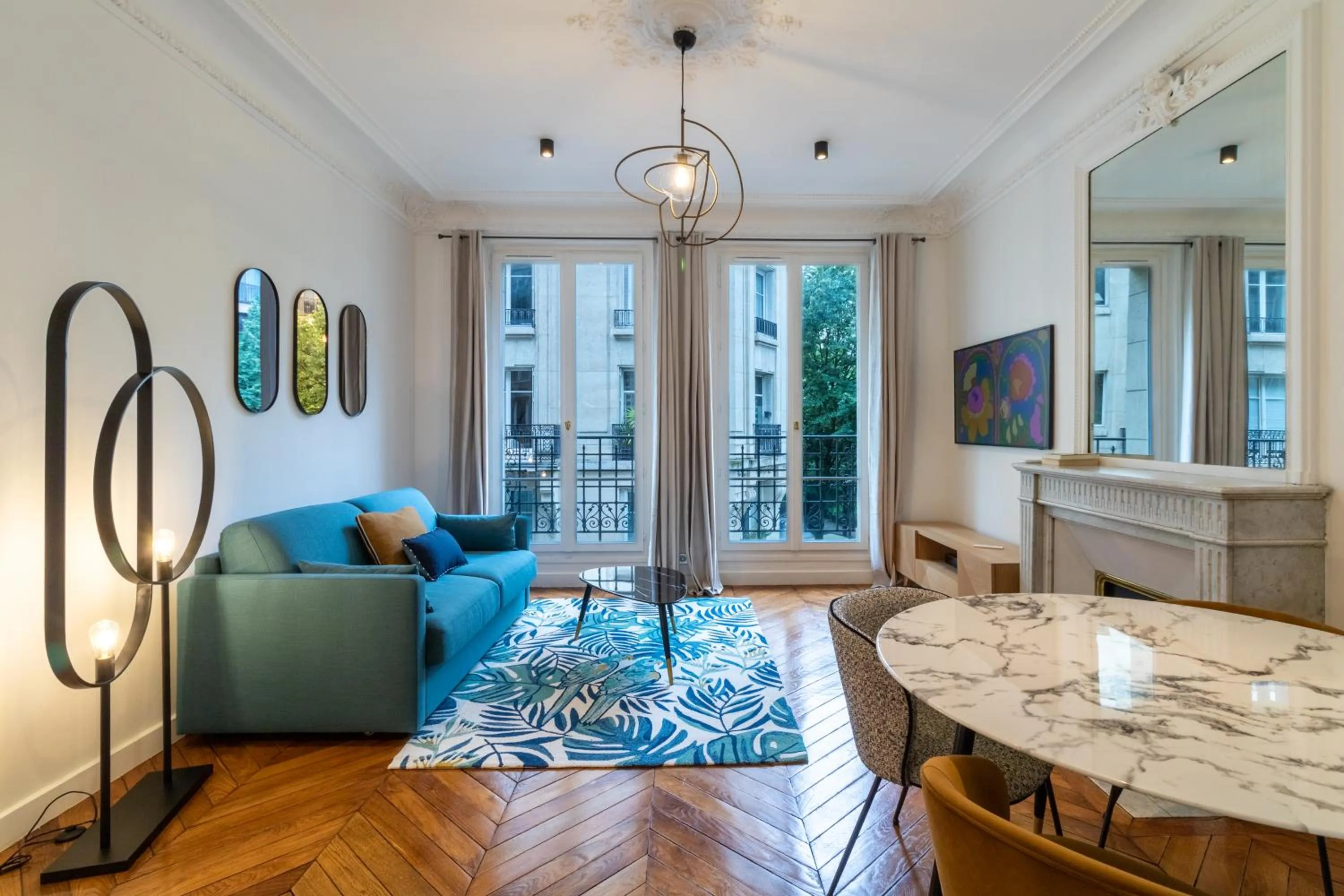 Communal lounge/ TV room in HotelHome Paris 16