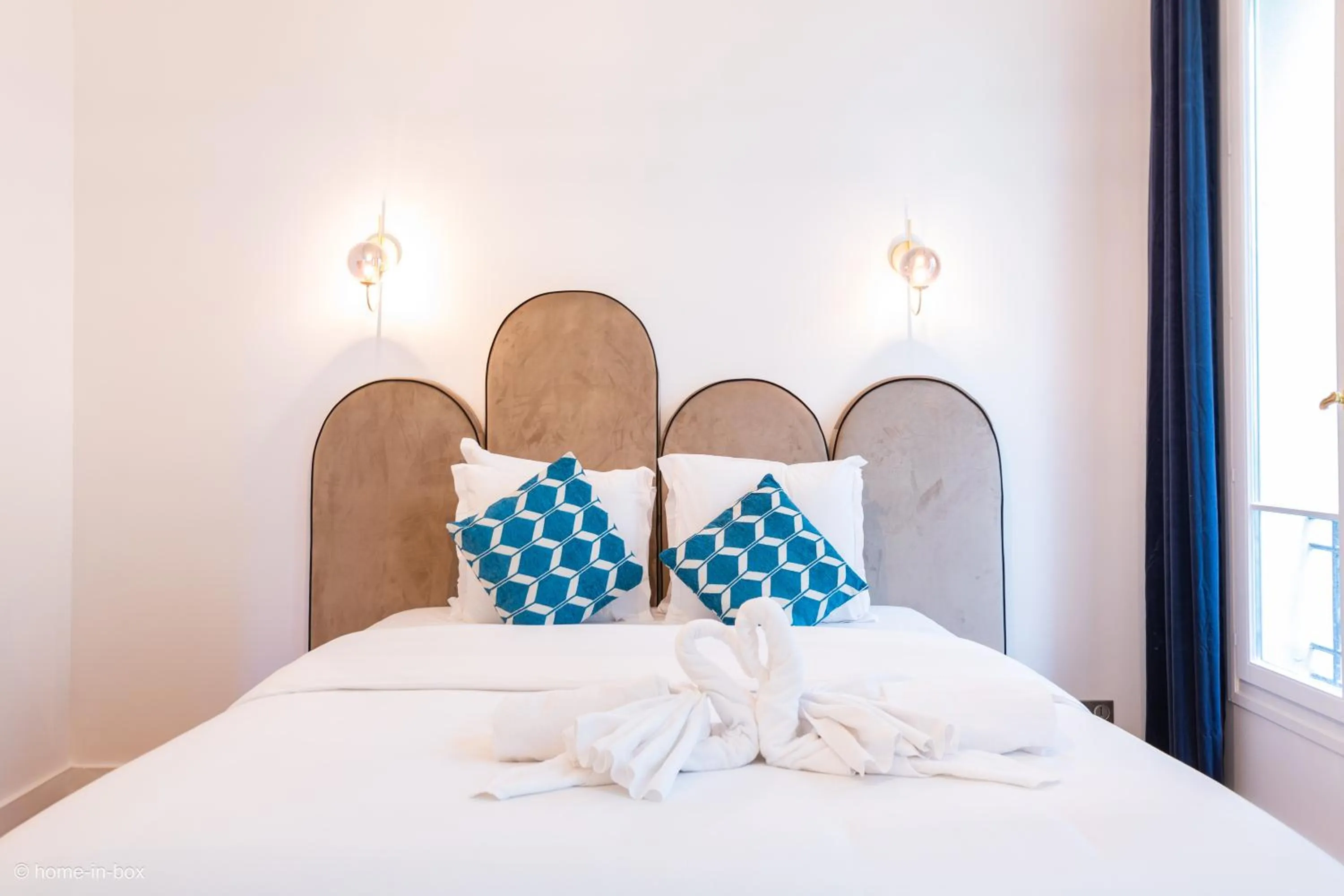 Bed in HotelHome Paris 16