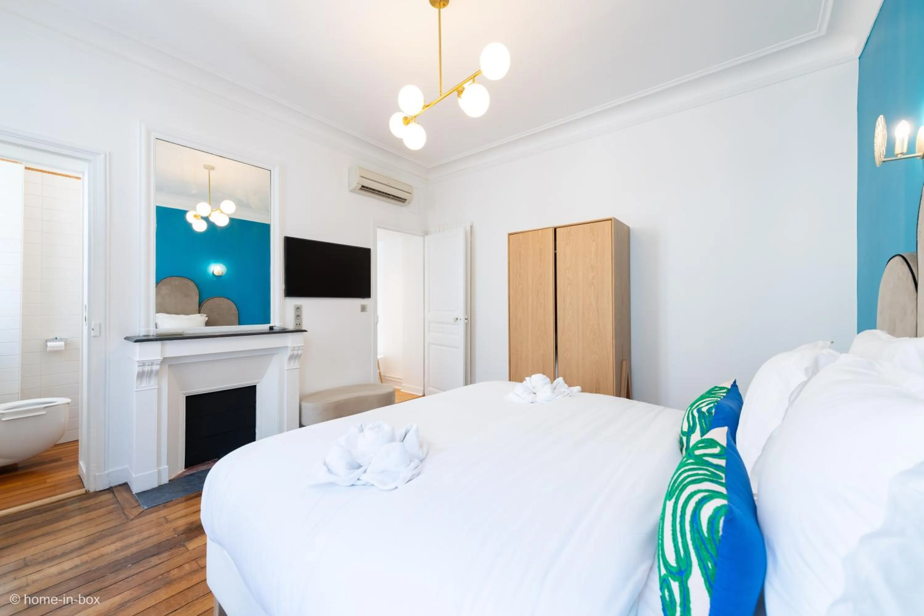 Toilet, Bed in HotelHome Paris 16