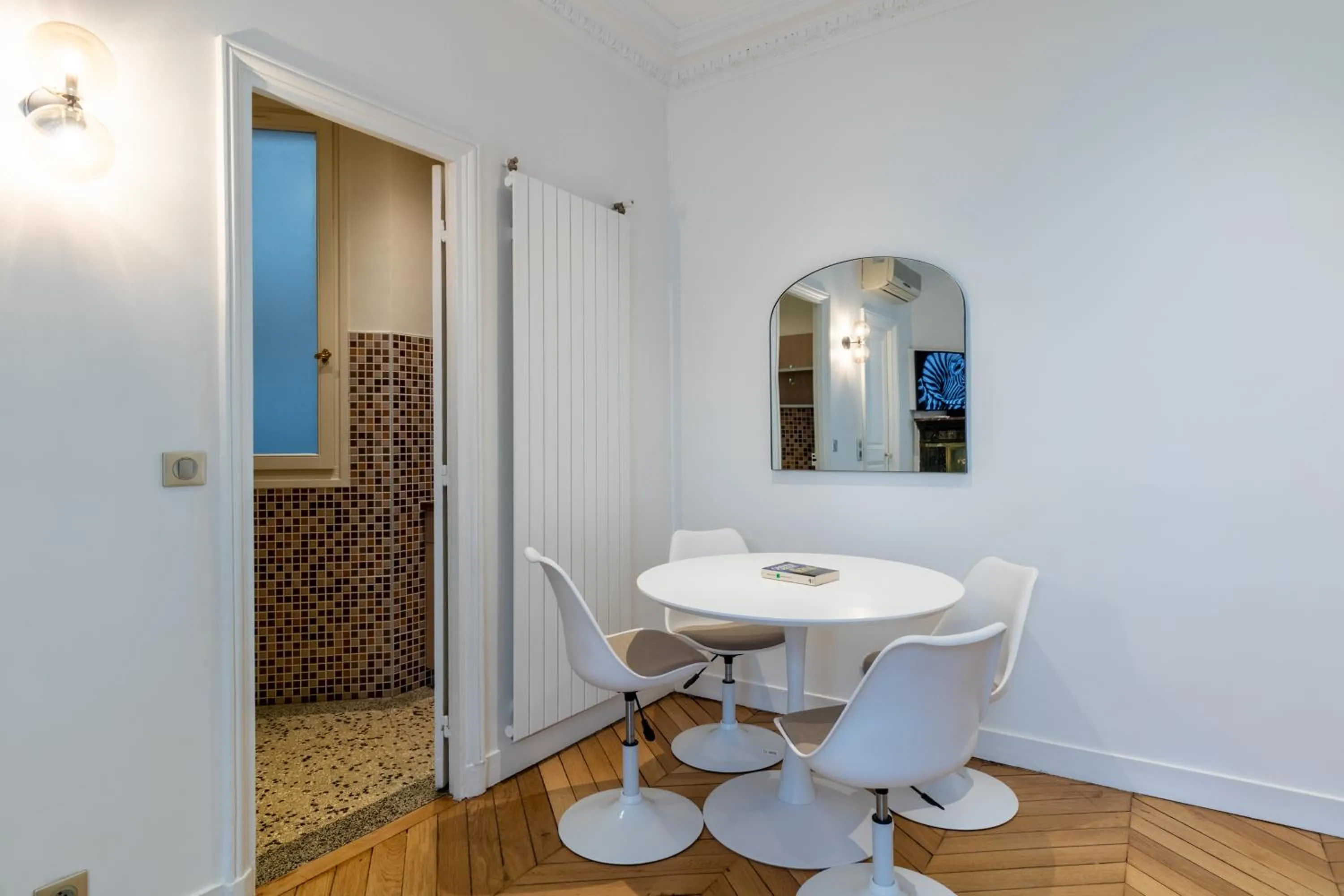 Dining area in HotelHome Paris 16