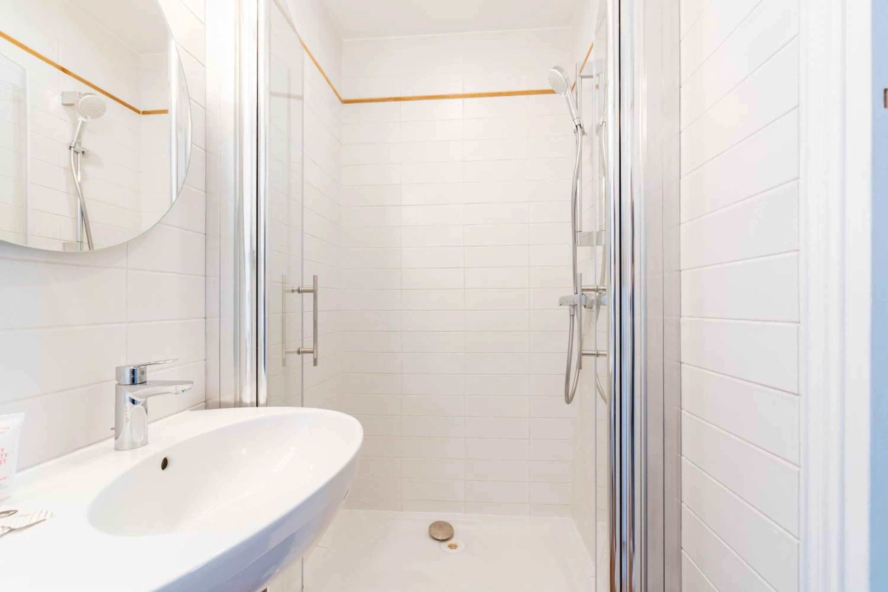 Shower in HotelHome Paris 16