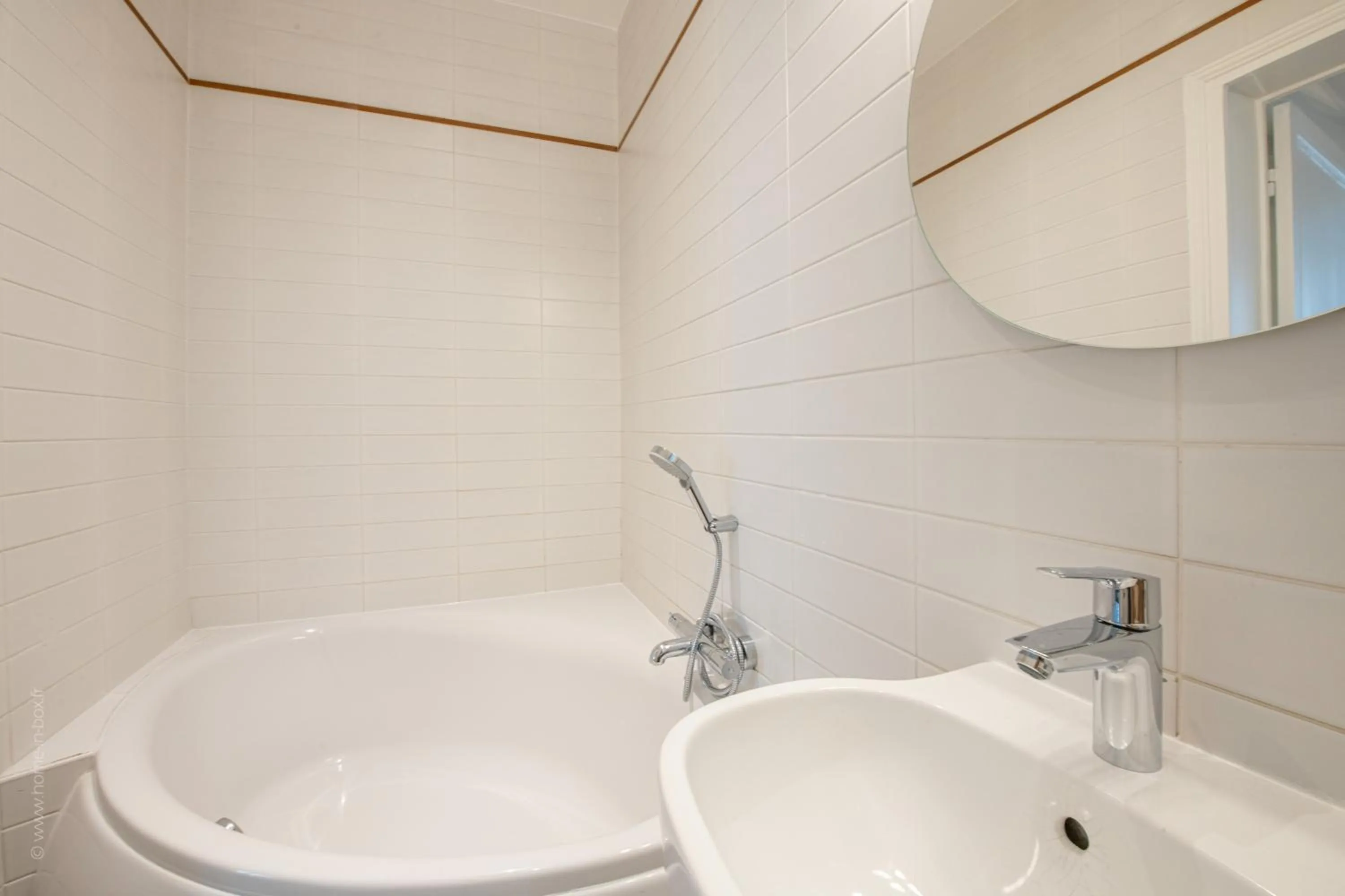 Bathroom in HotelHome Paris 16