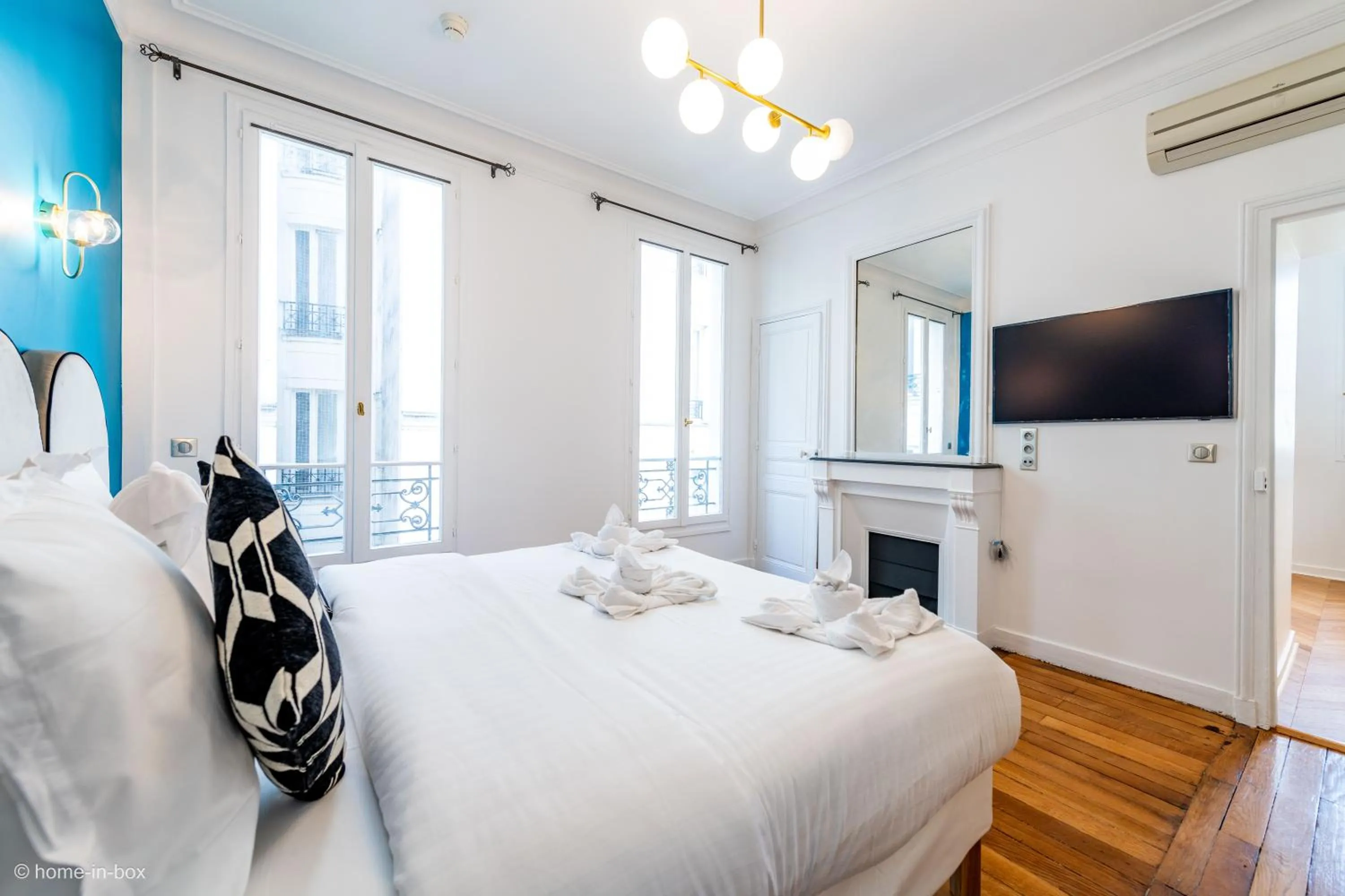 Bed in HotelHome Paris 16