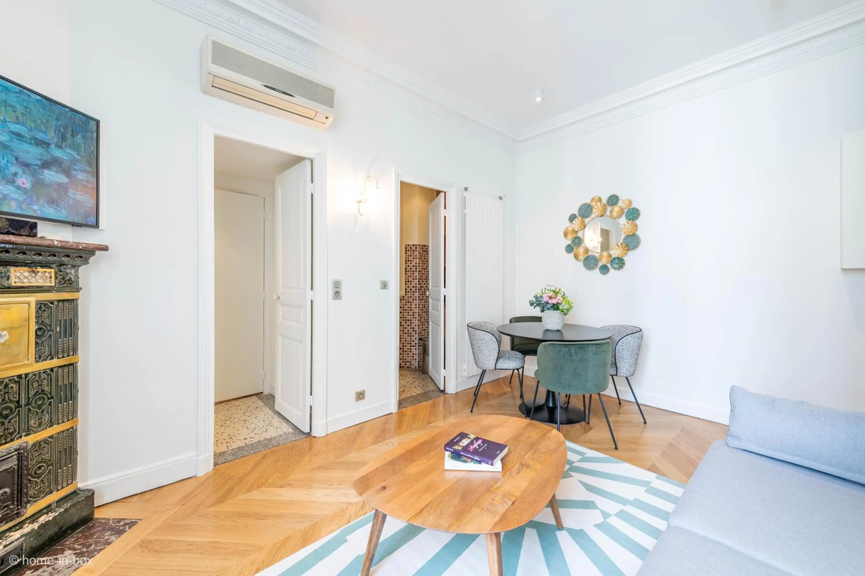Communal lounge/ TV room in HotelHome Paris 16
