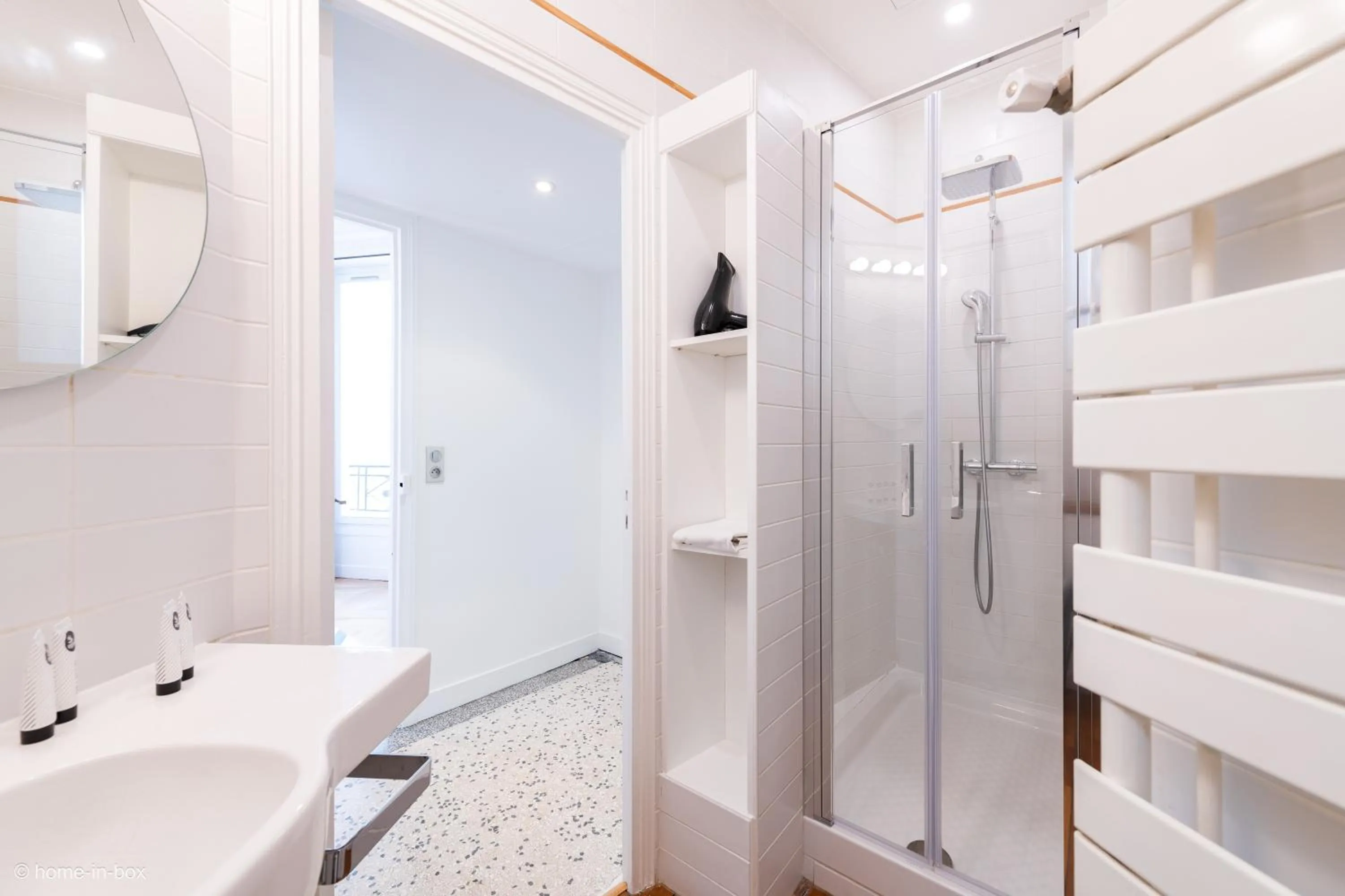 Shower in HotelHome Paris 16