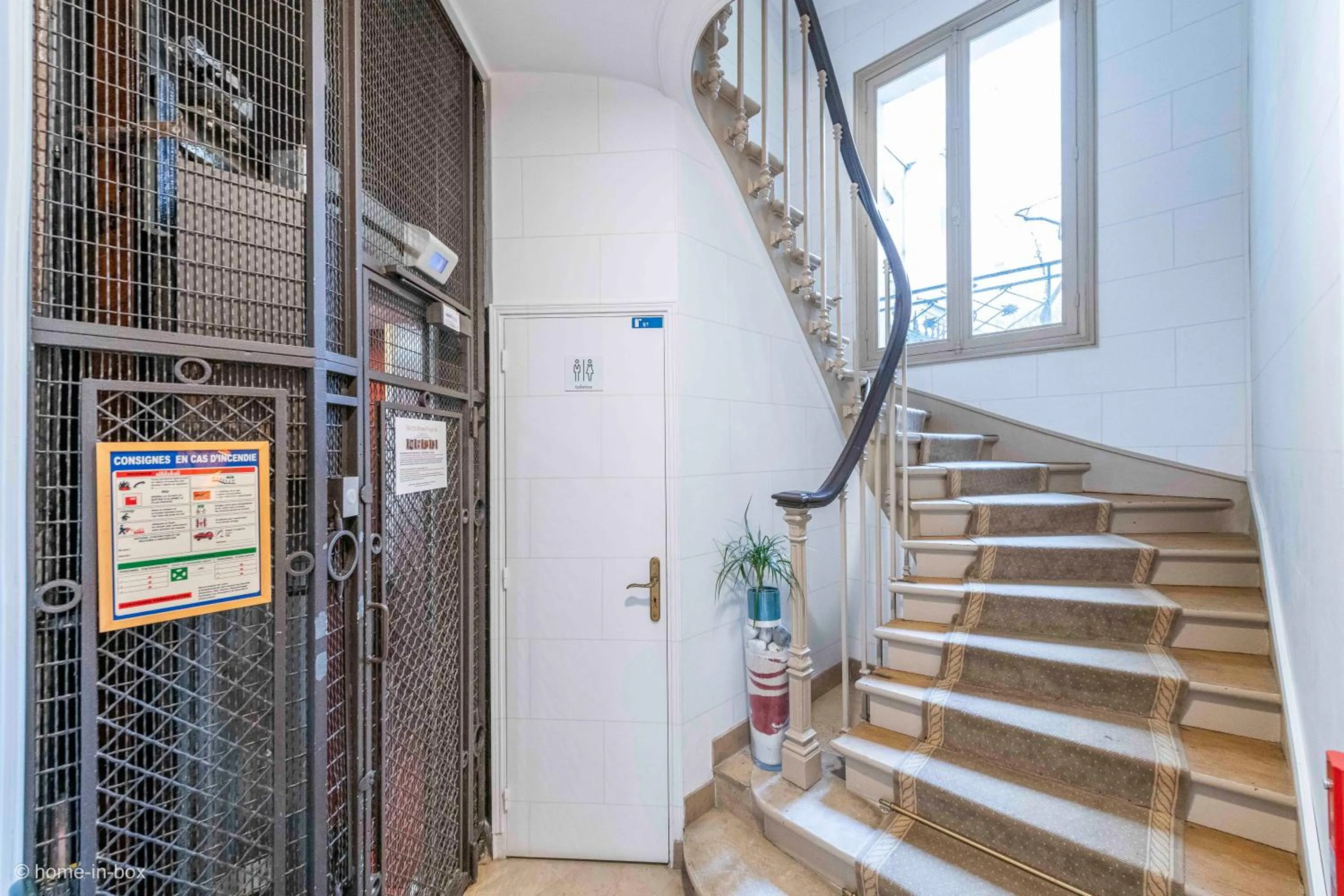 Facade/entrance in HotelHome Paris 16