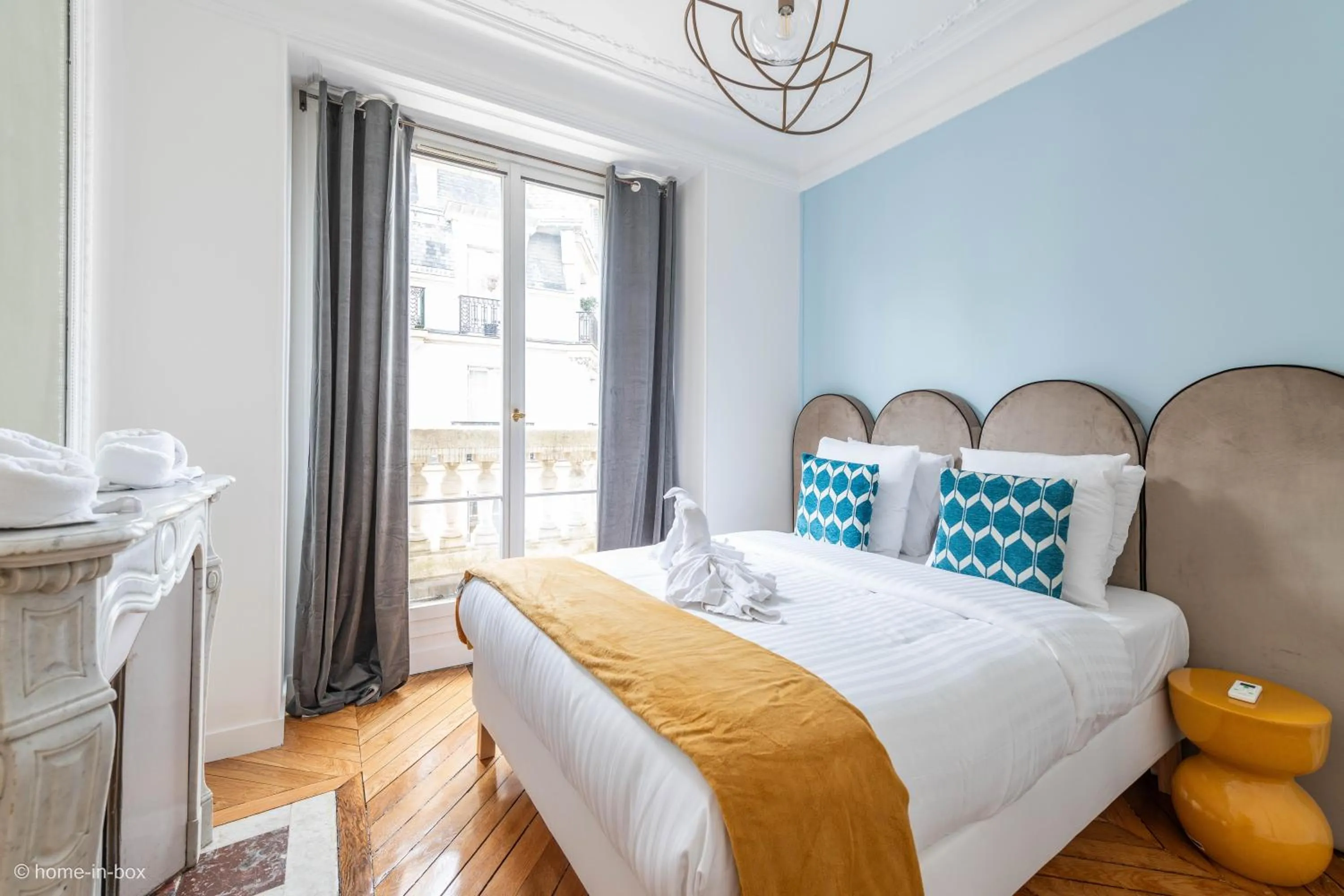 Bed in HotelHome Paris 16