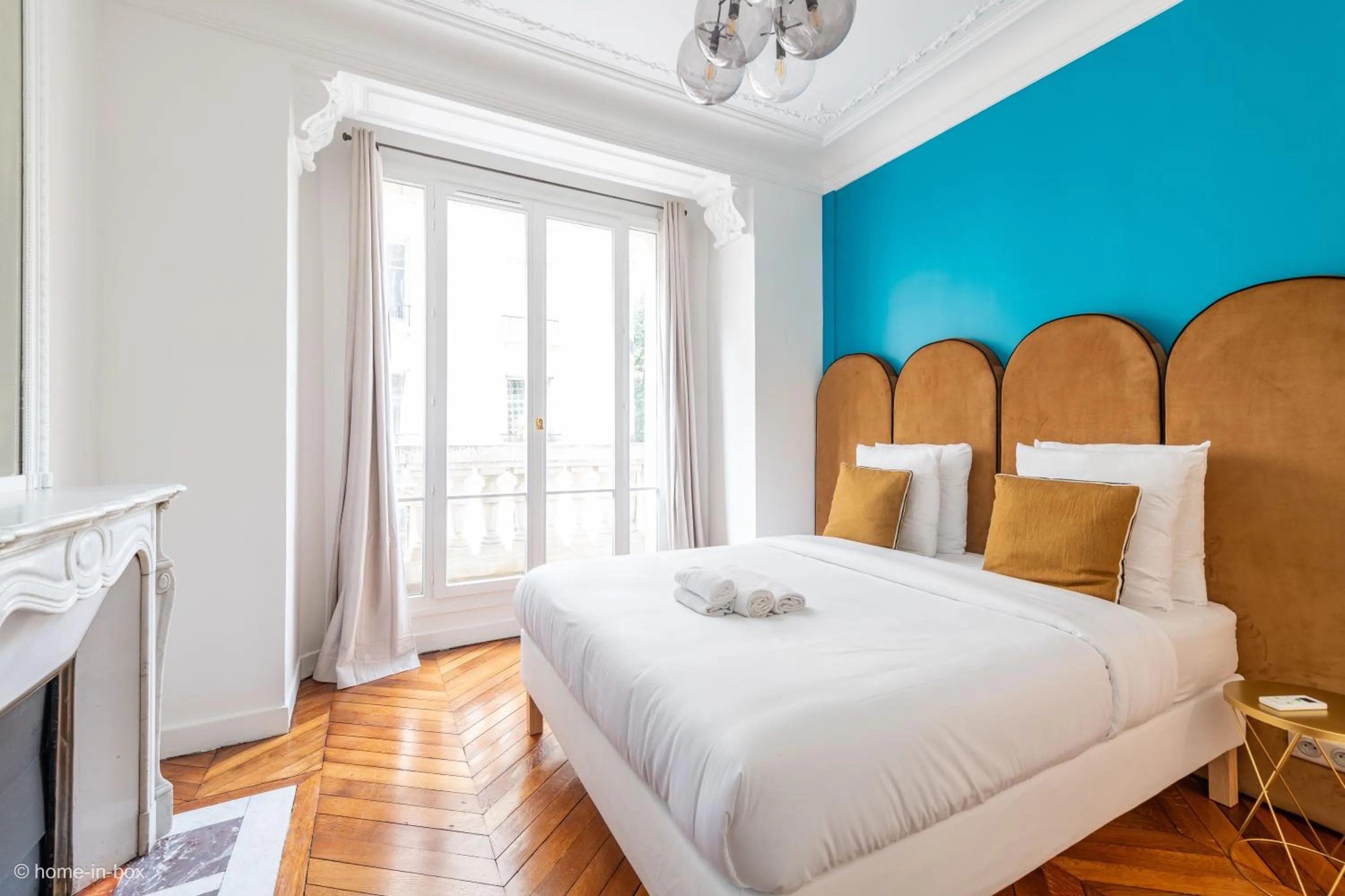 Bed in HotelHome Paris 16