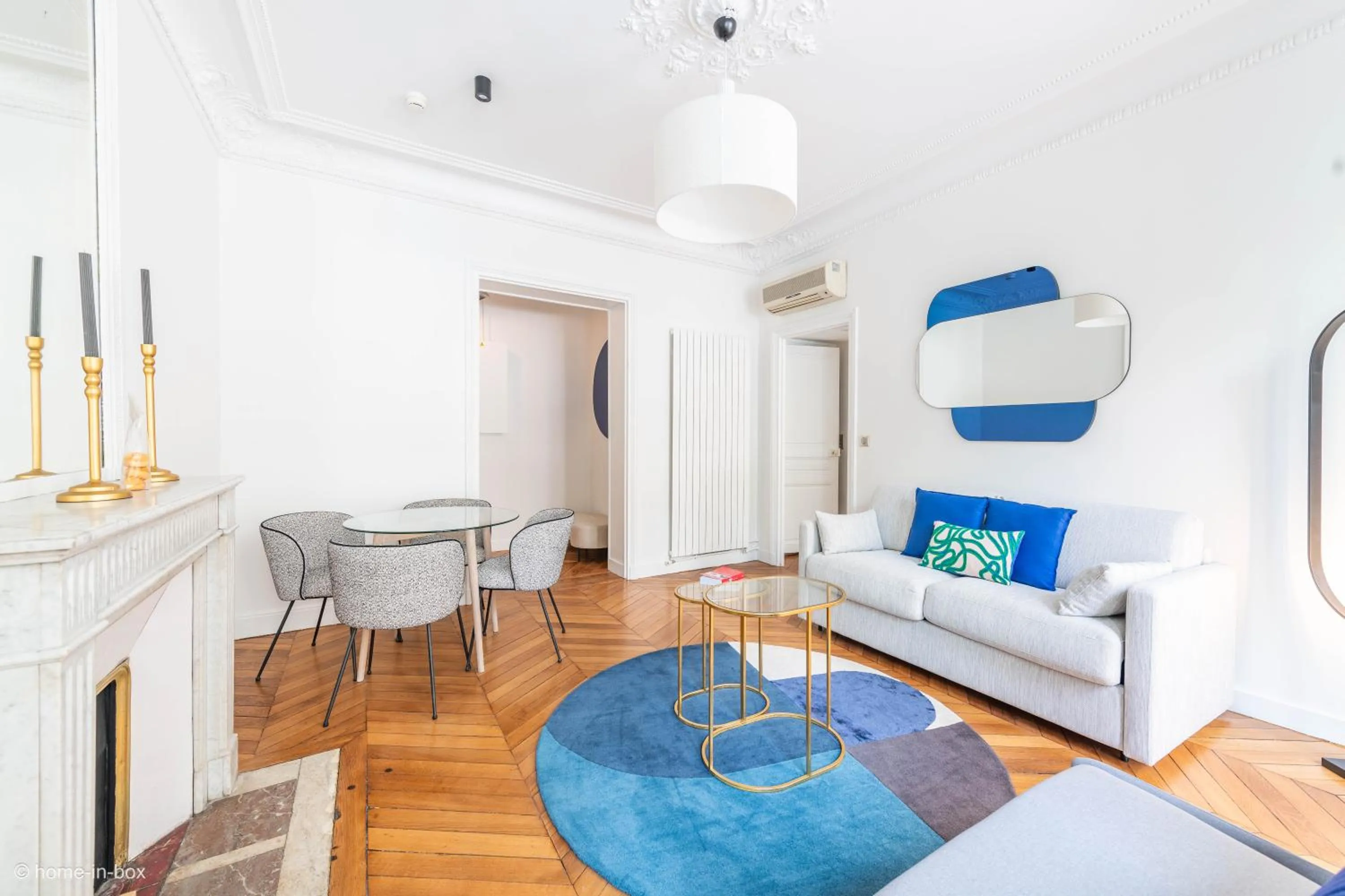 Bed in HotelHome Paris 16