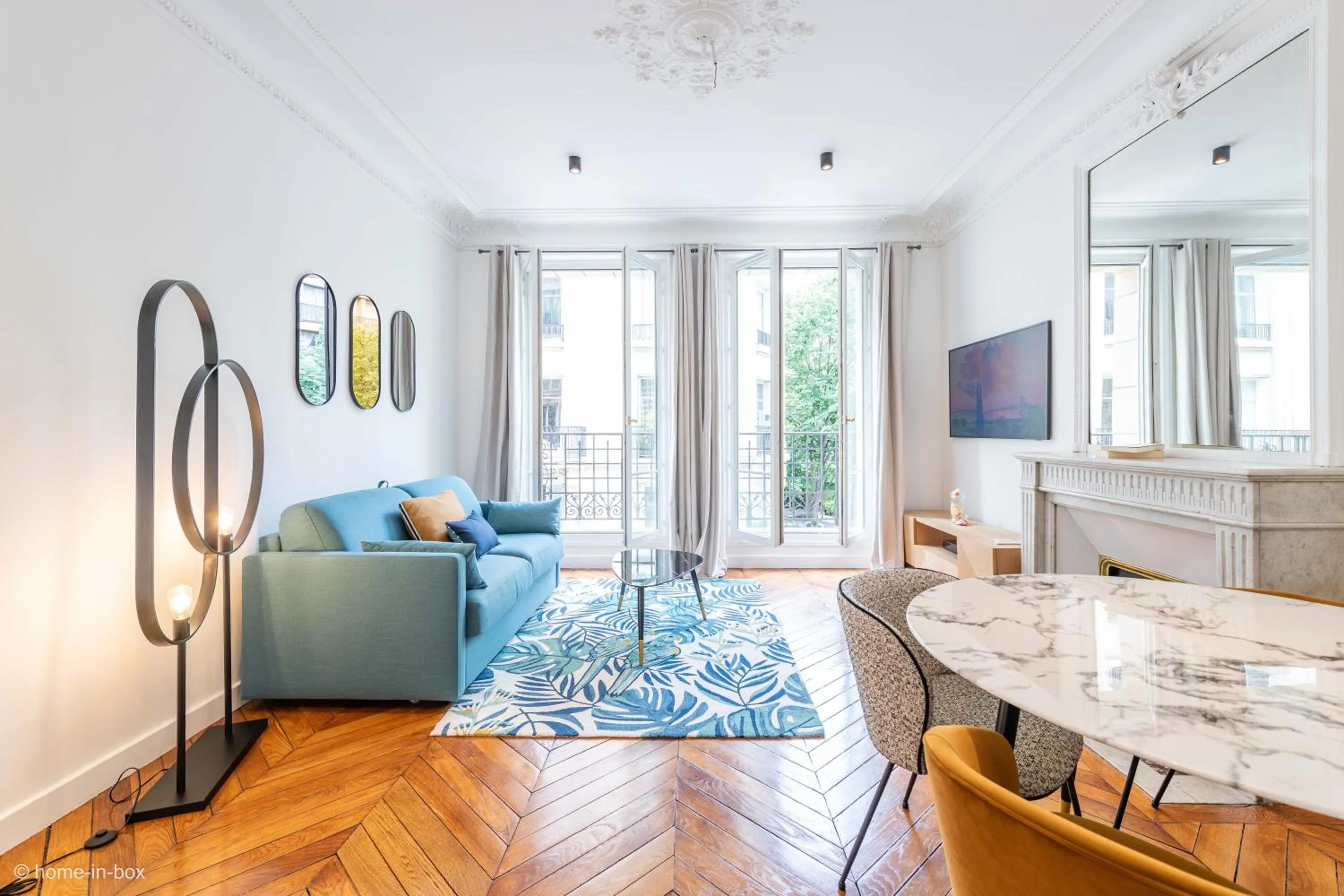 Communal lounge/ TV room in HotelHome Paris 16