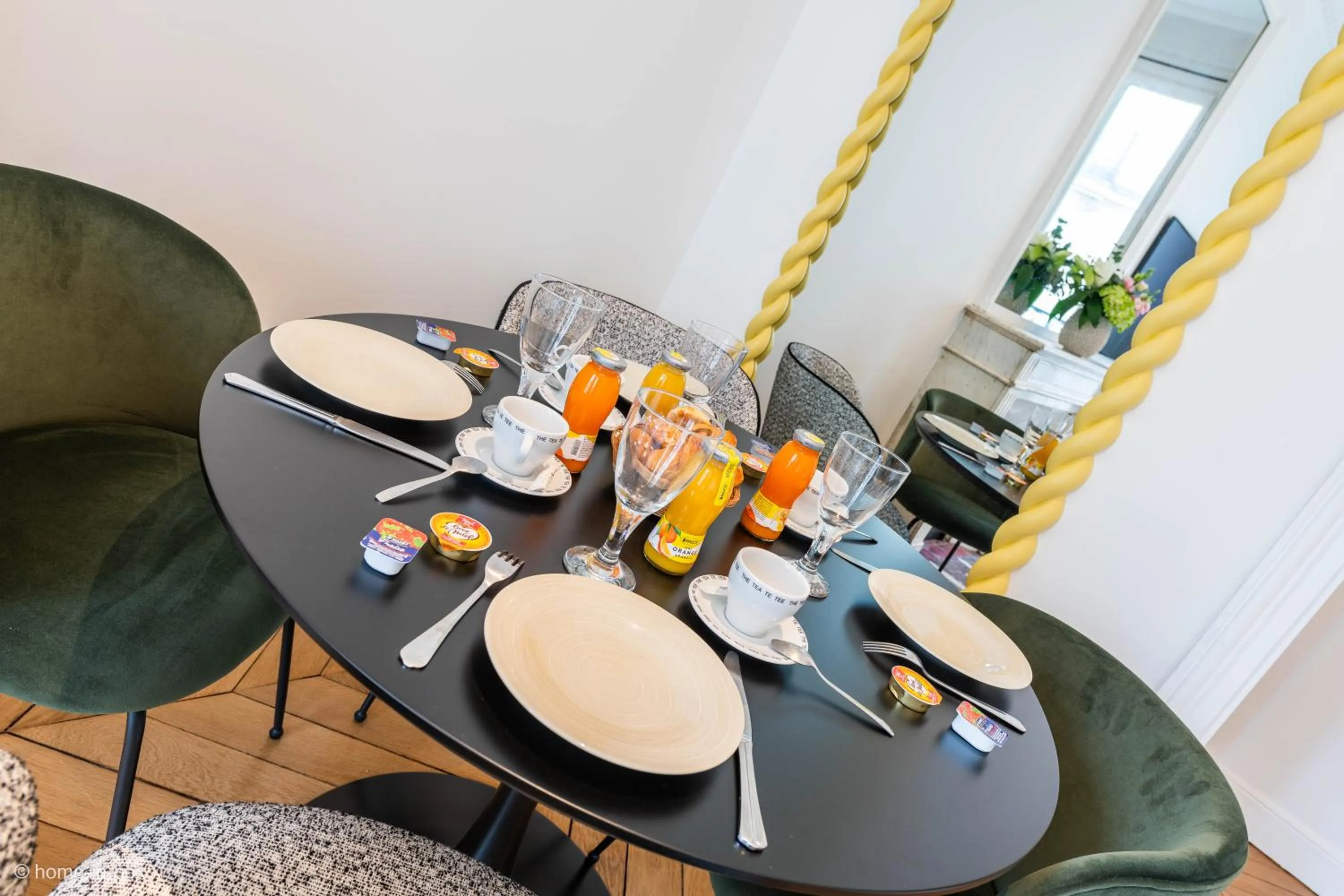 Dining area in HotelHome Paris 16