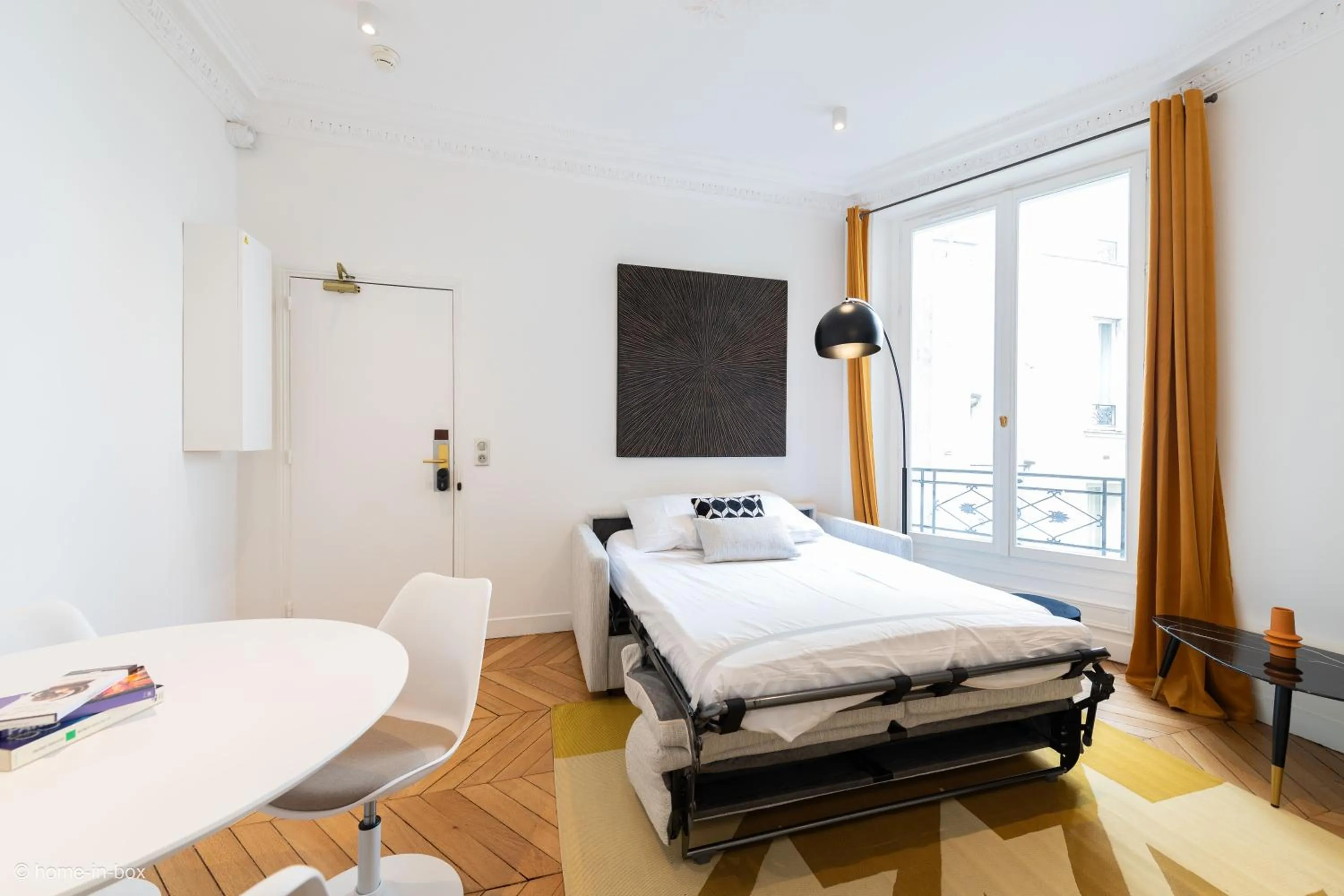 Communal lounge/ TV room, Bed in HotelHome Paris 16