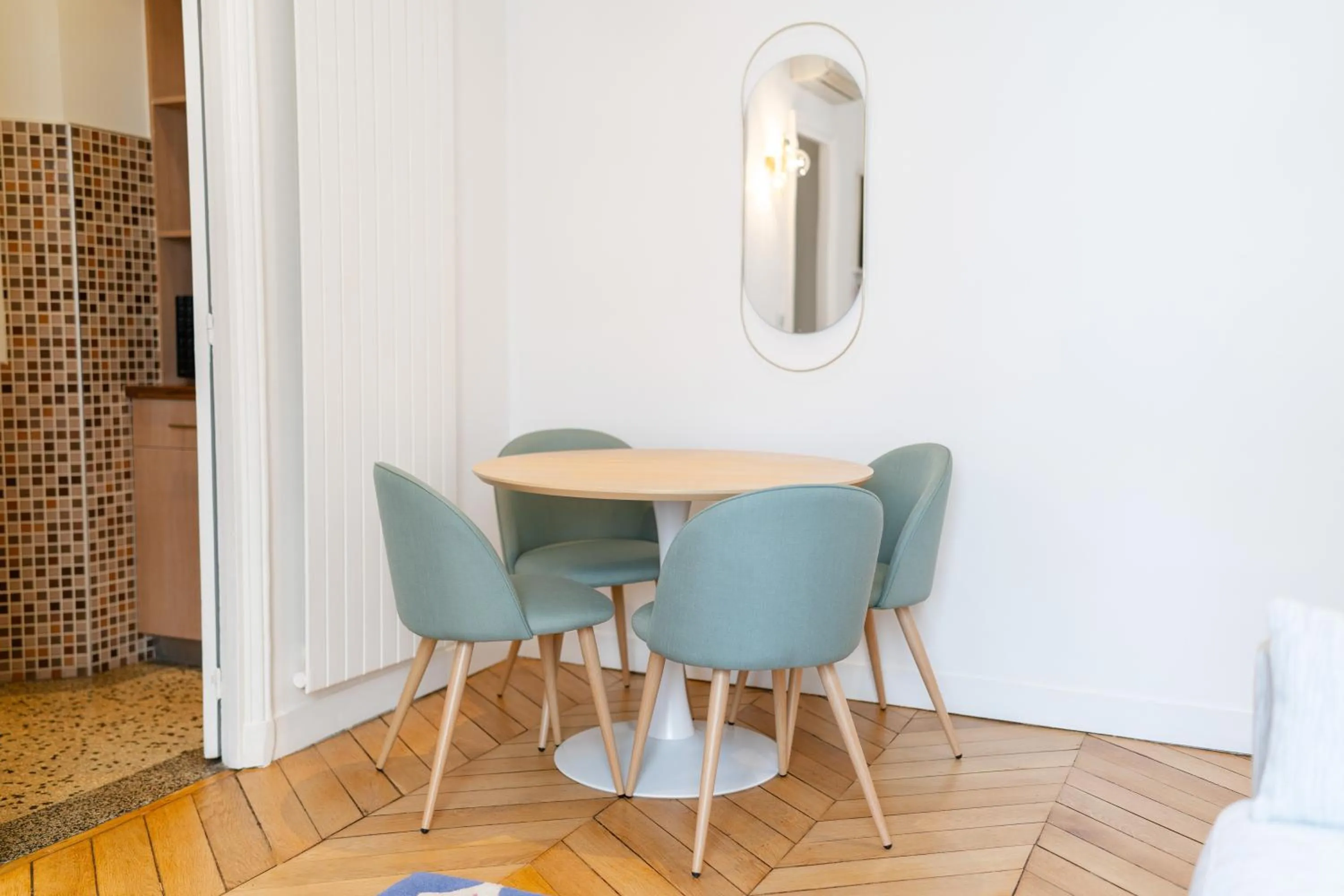 Dining area in HotelHome Paris 16