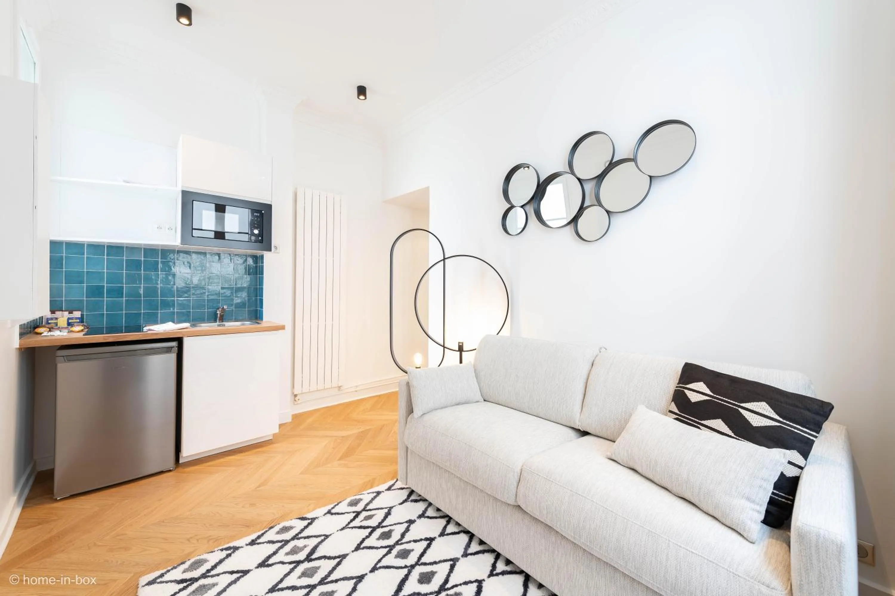 Kitchen or kitchenette in HotelHome Paris 16