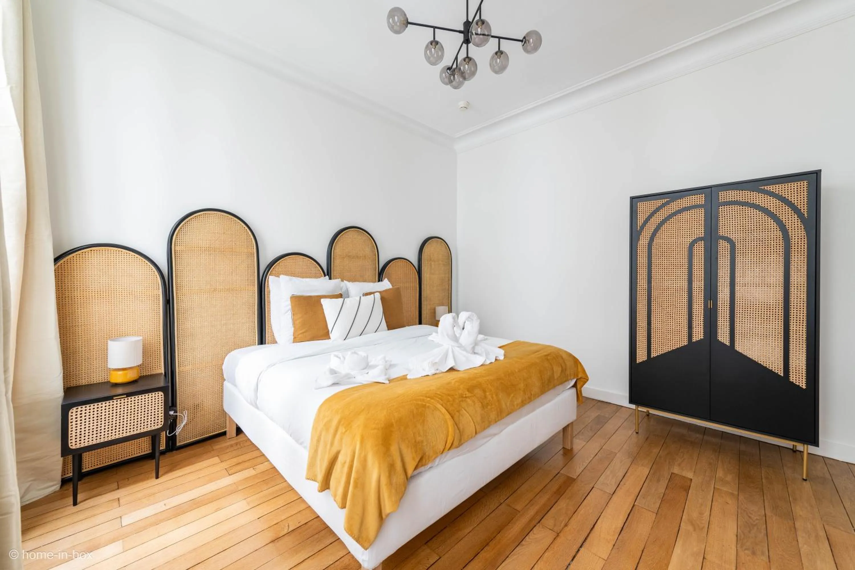 Bed in HotelHome Paris 16