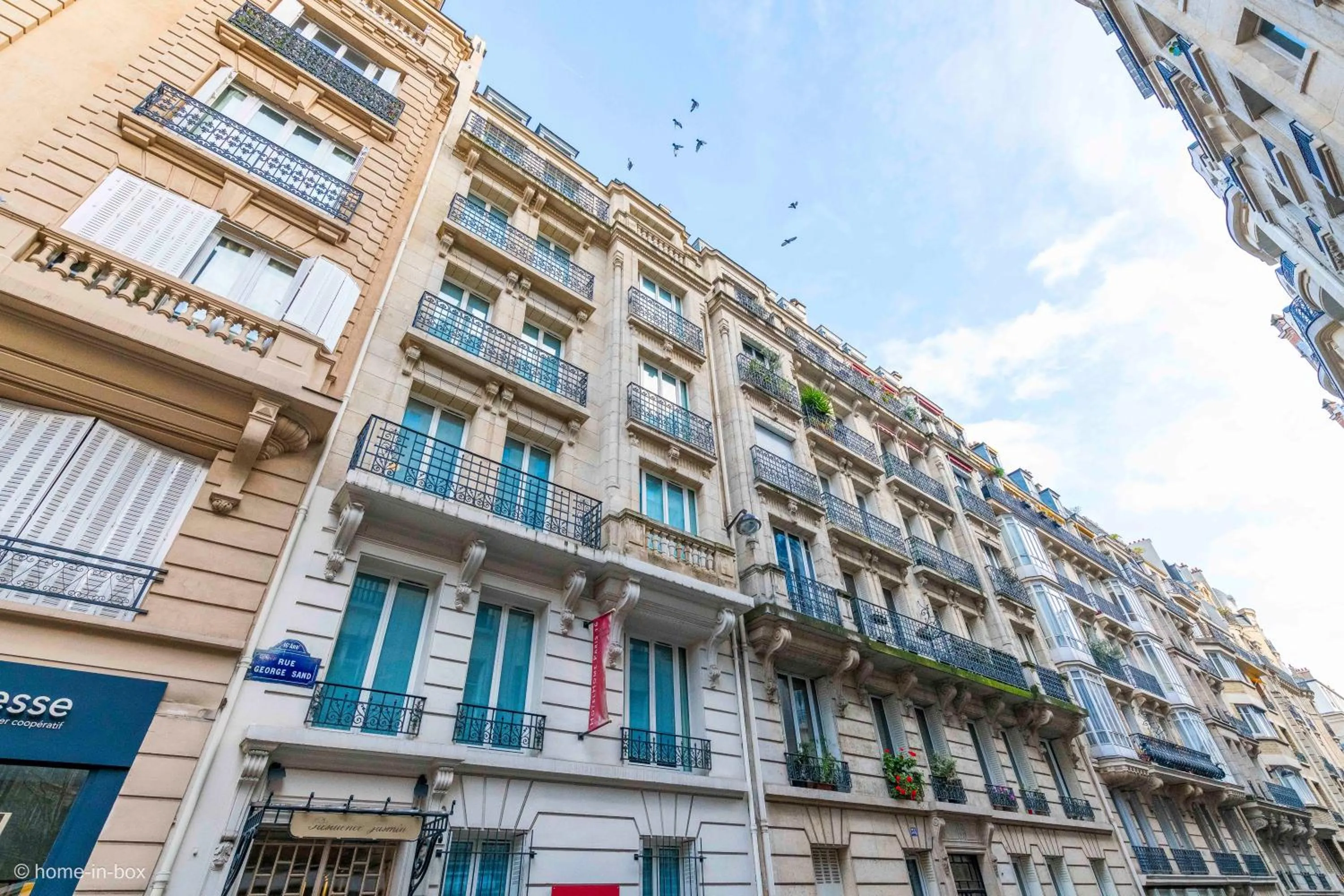 Property building in HotelHome Paris 16