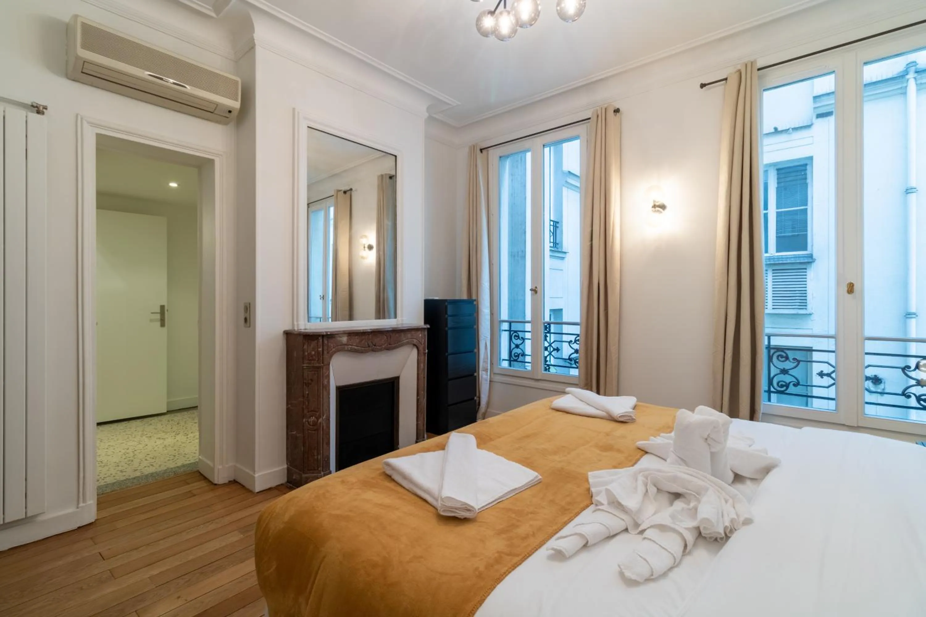 Bed in HotelHome Paris 16