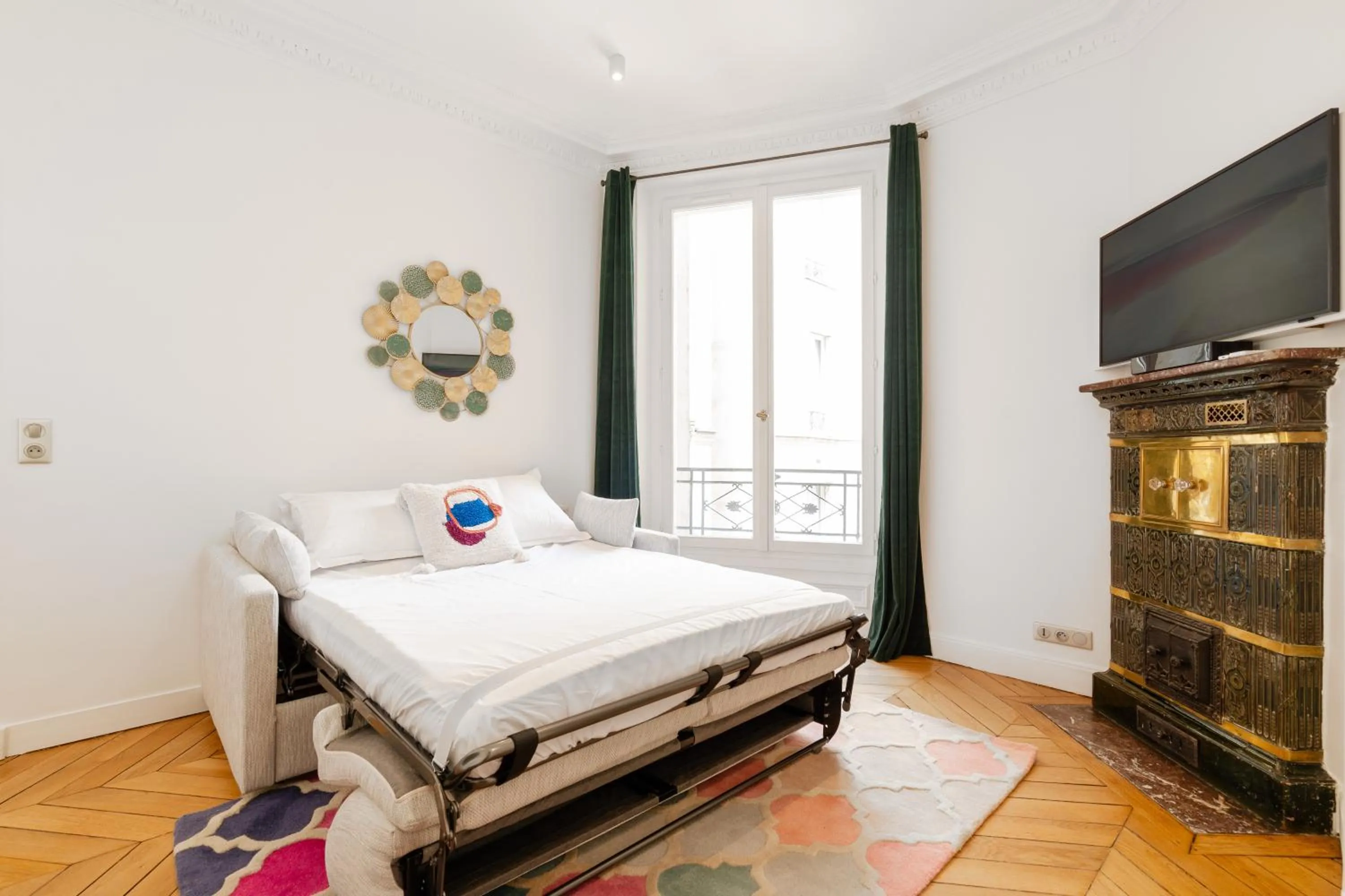 Communal lounge/ TV room, Bed in HotelHome Paris 16