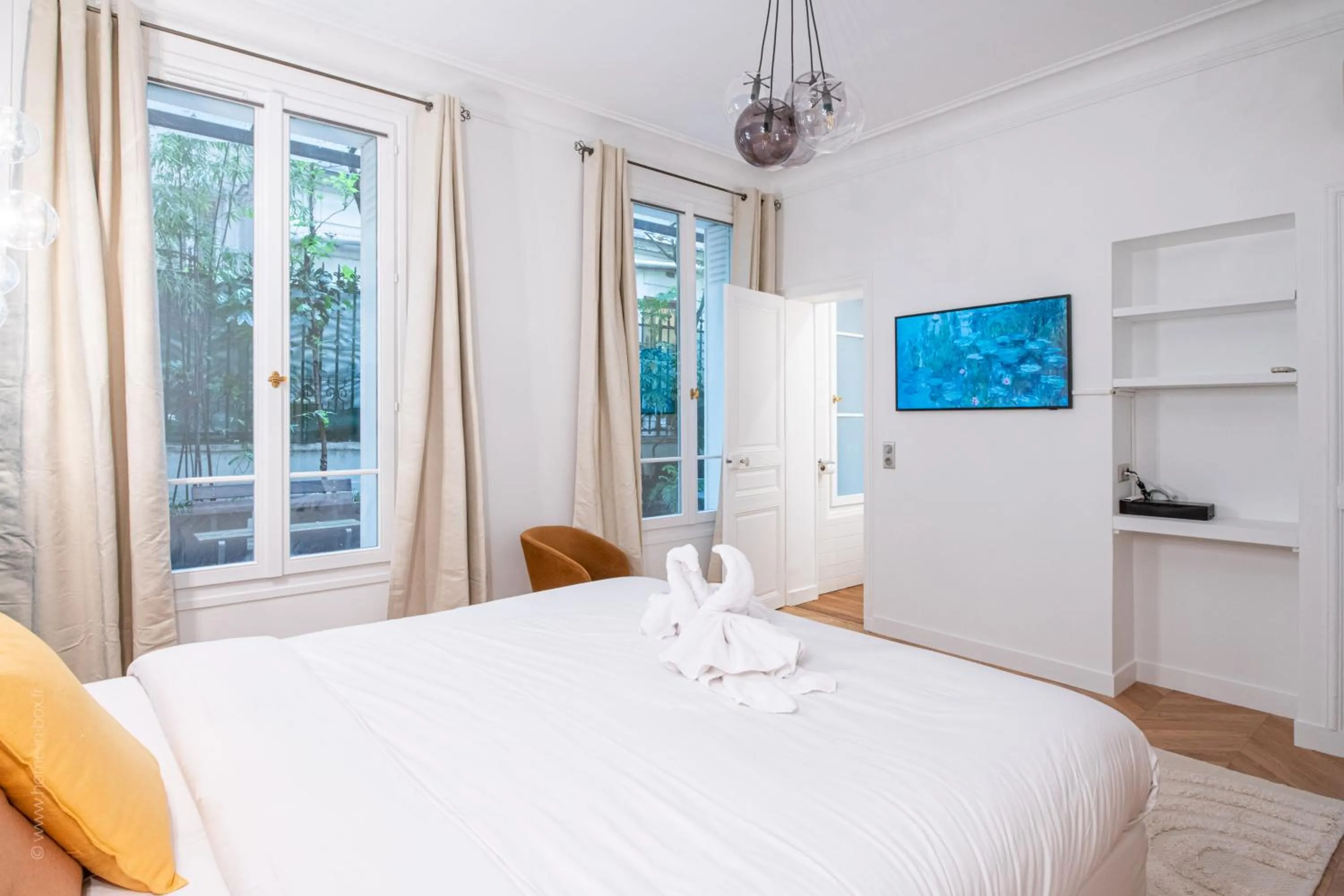 Bed in HotelHome Paris 16