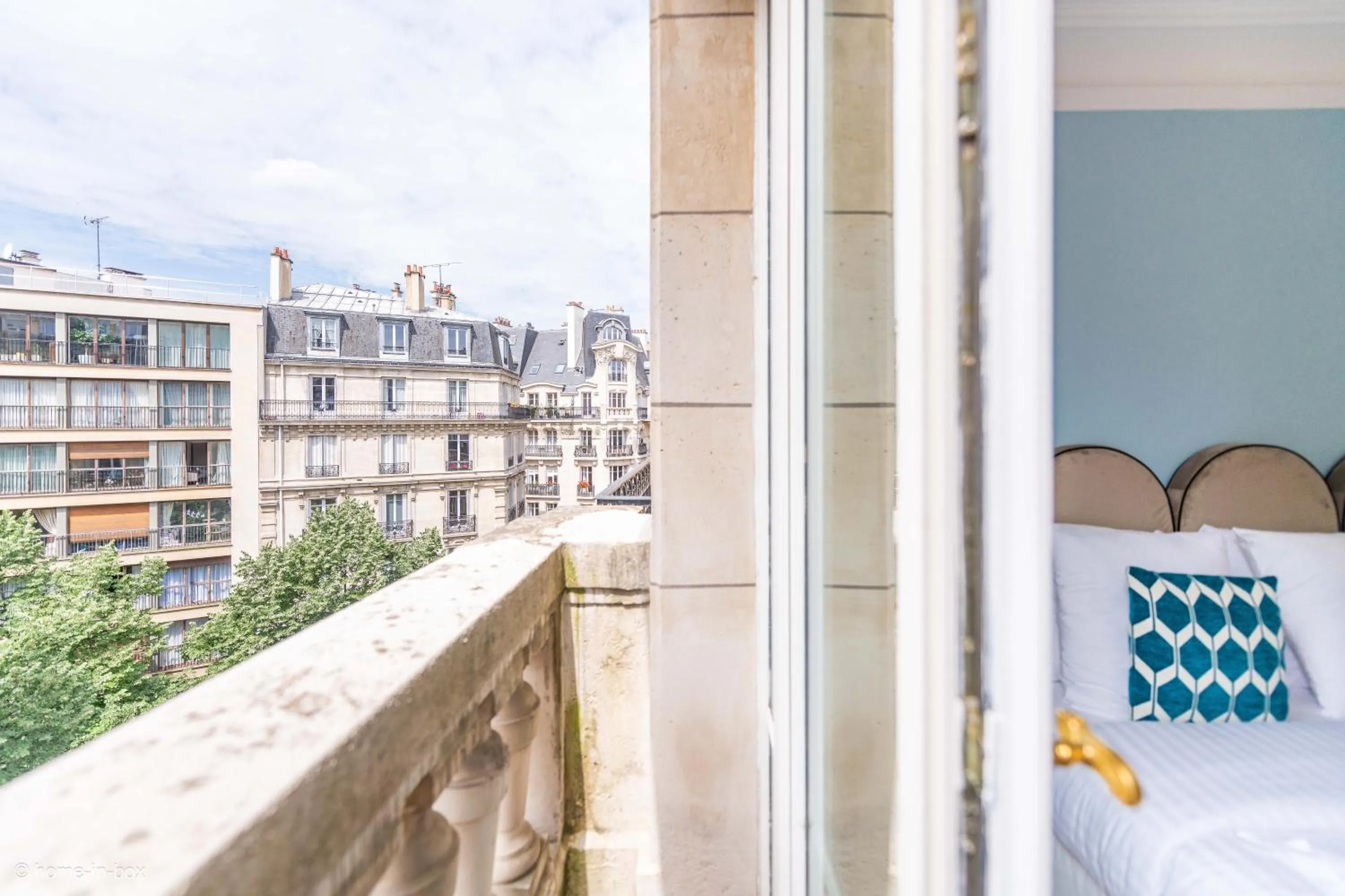 Day, Bed in HotelHome Paris 16