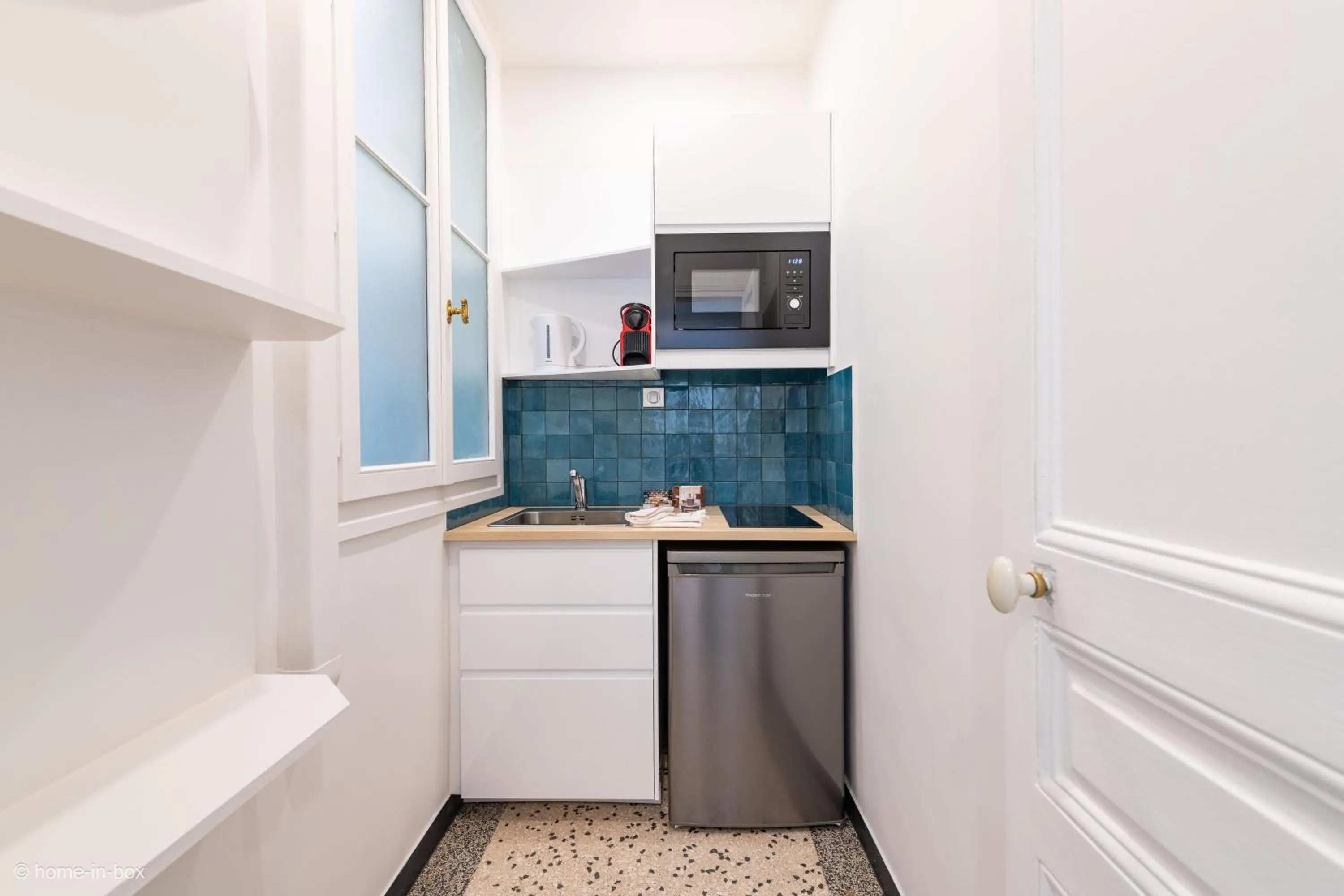 Kitchen or kitchenette in HotelHome Paris 16