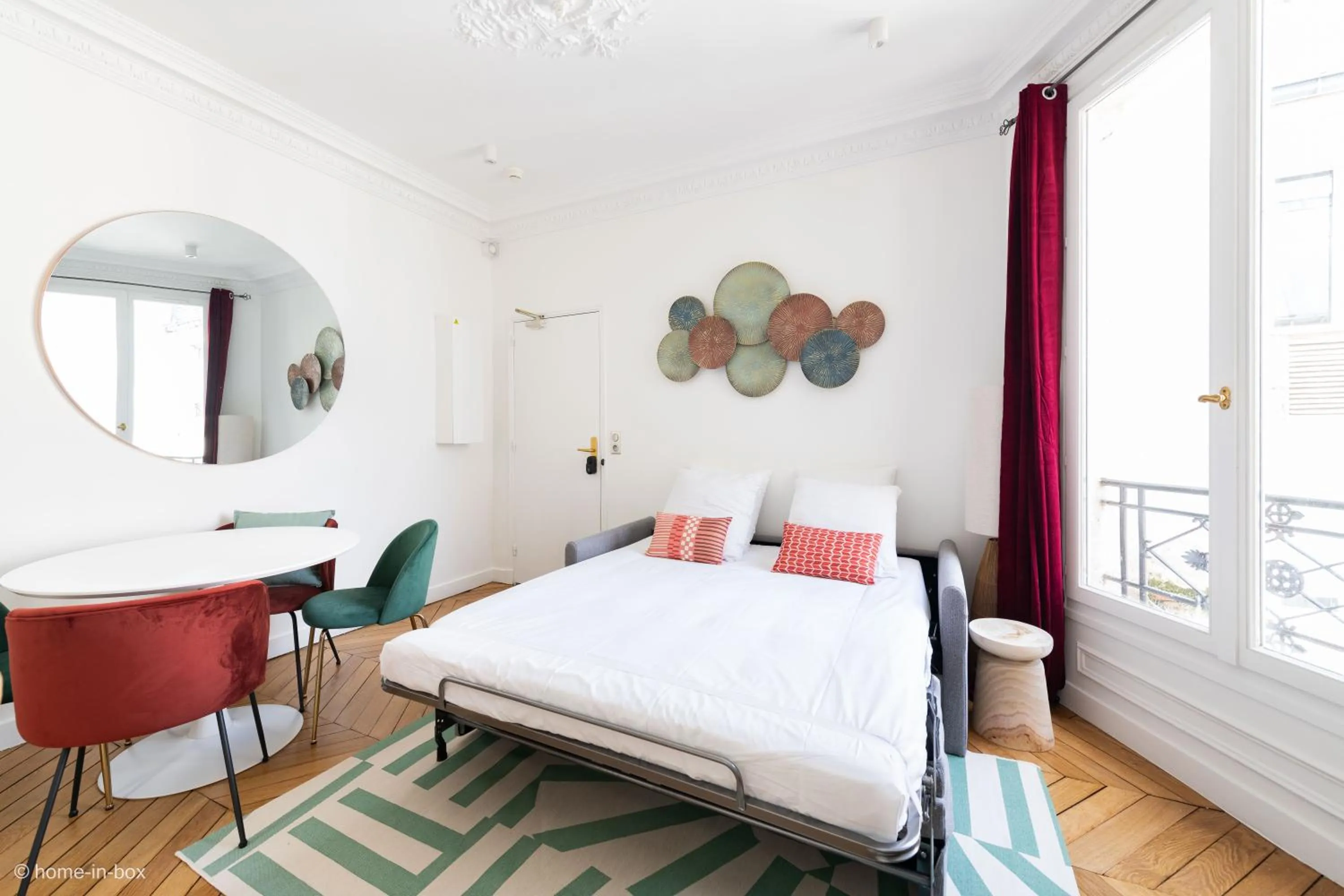 Bed in HotelHome Paris 16