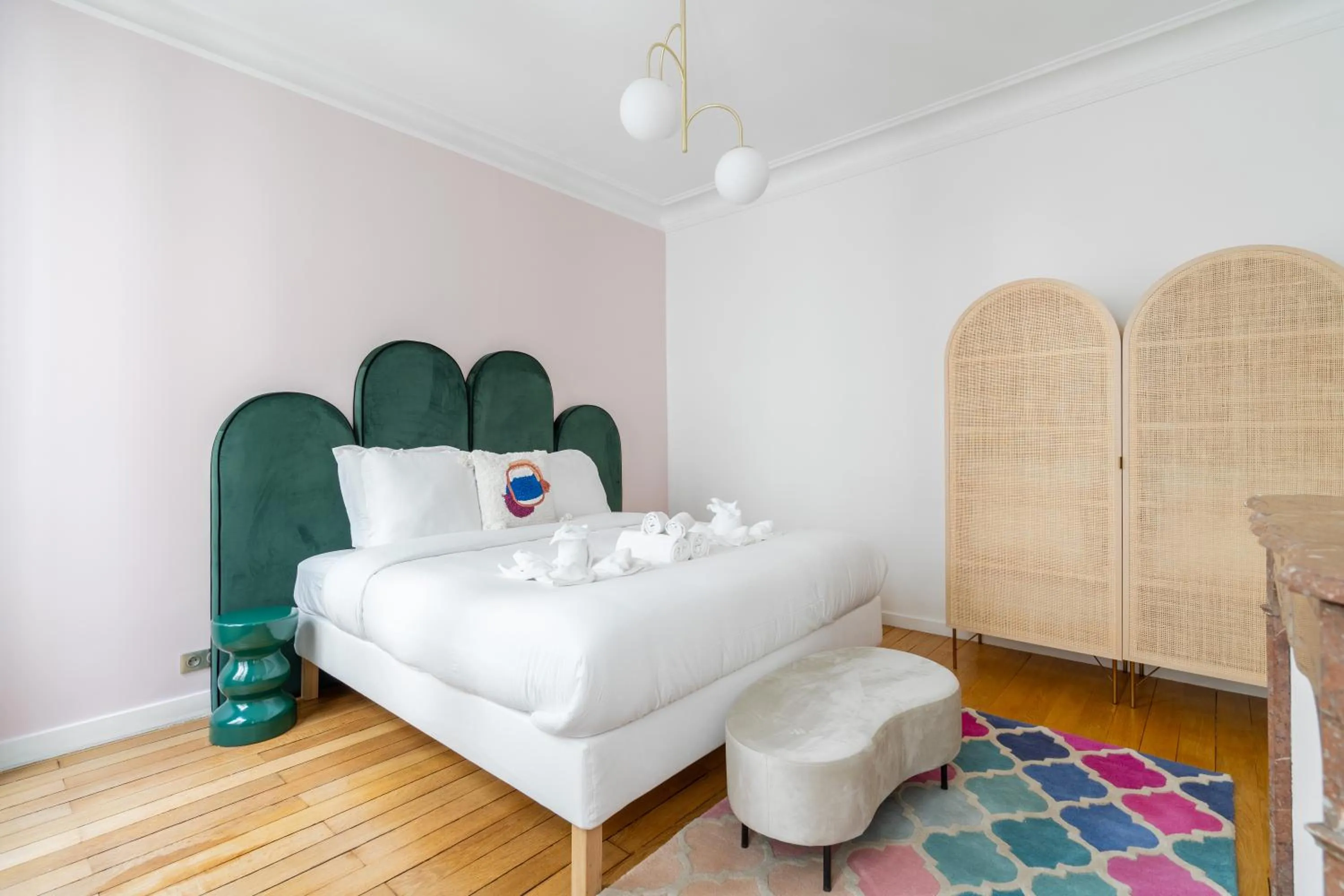 Bed in HotelHome Paris 16