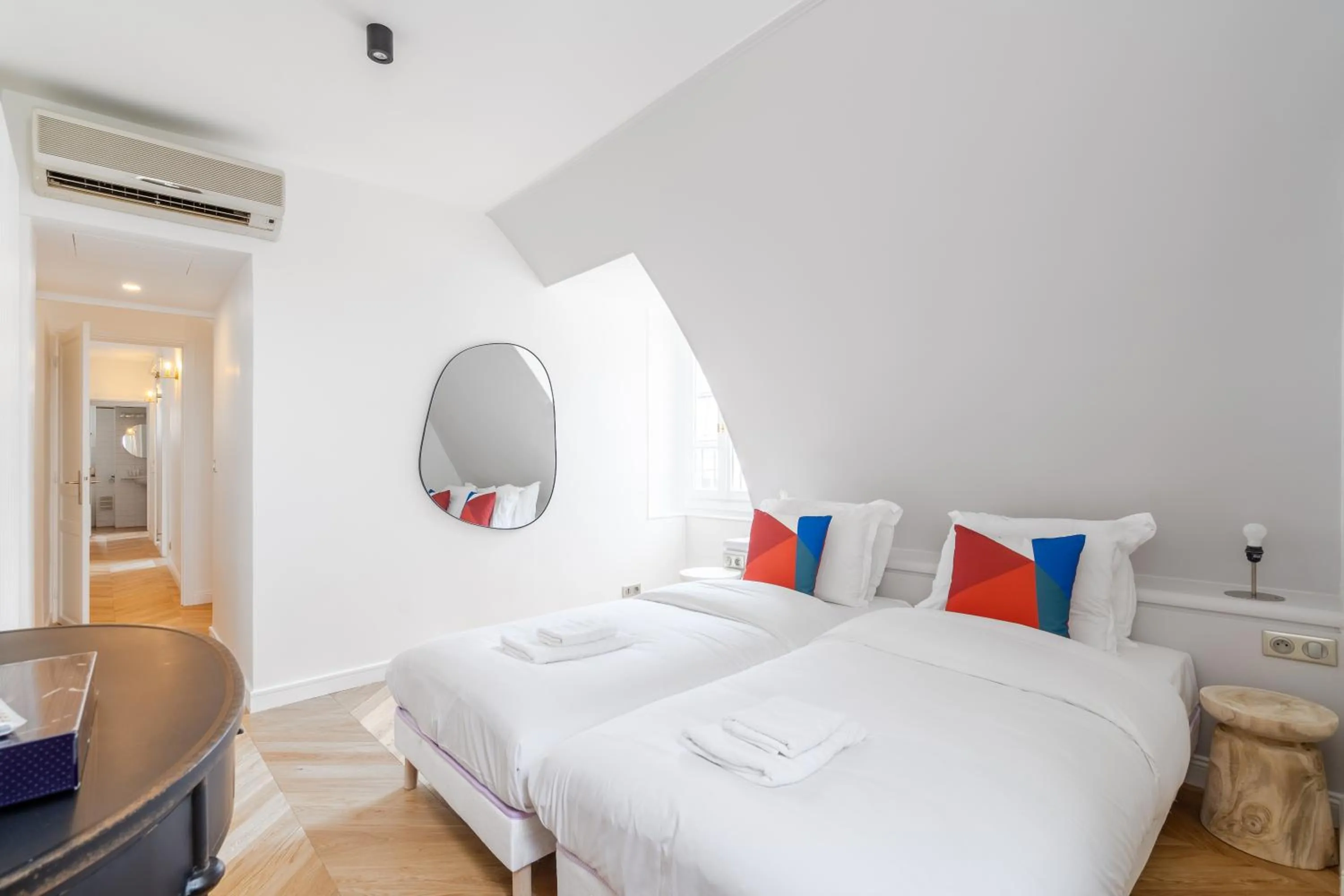 Bed in HotelHome Paris 16