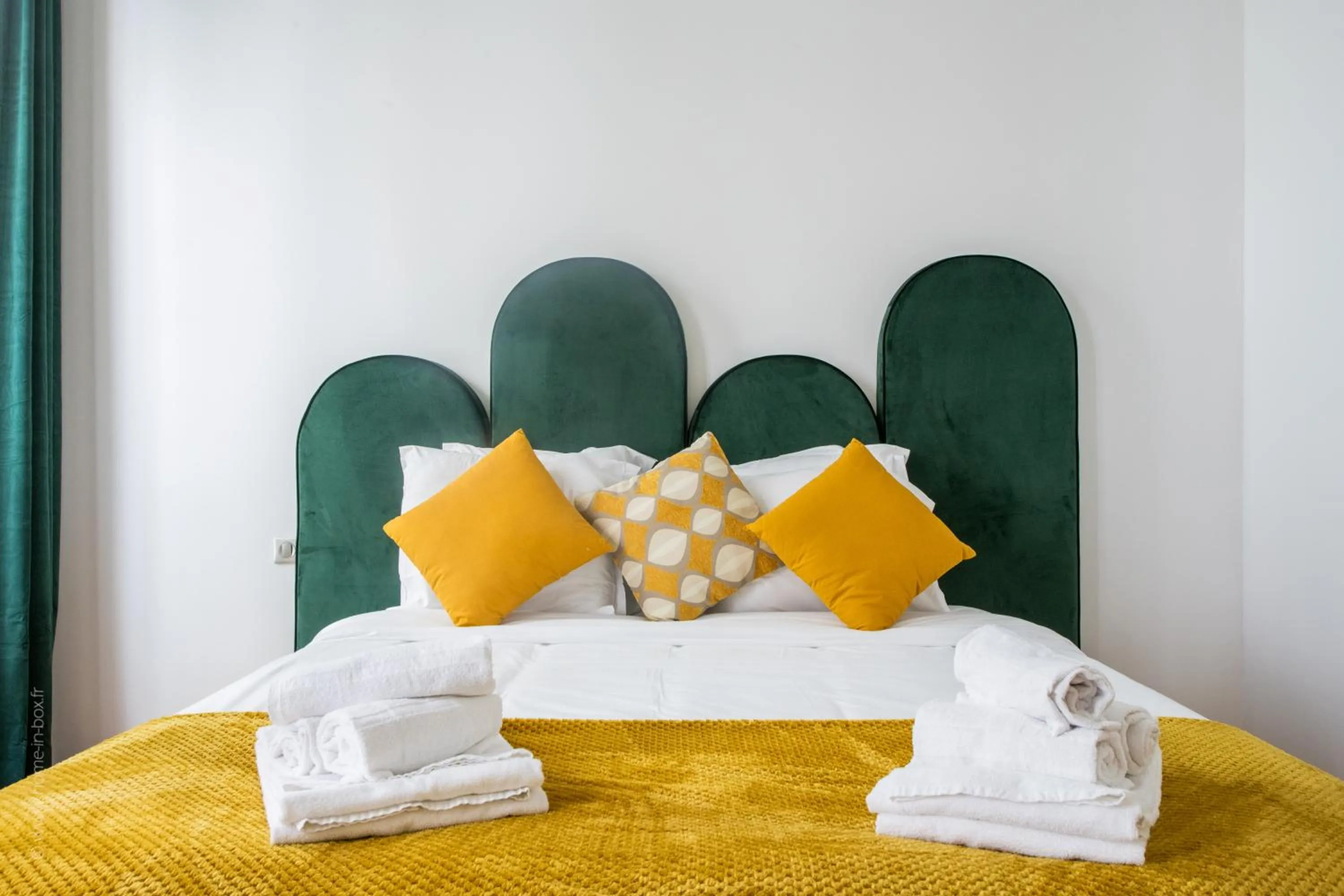 Bed in HotelHome Paris 16