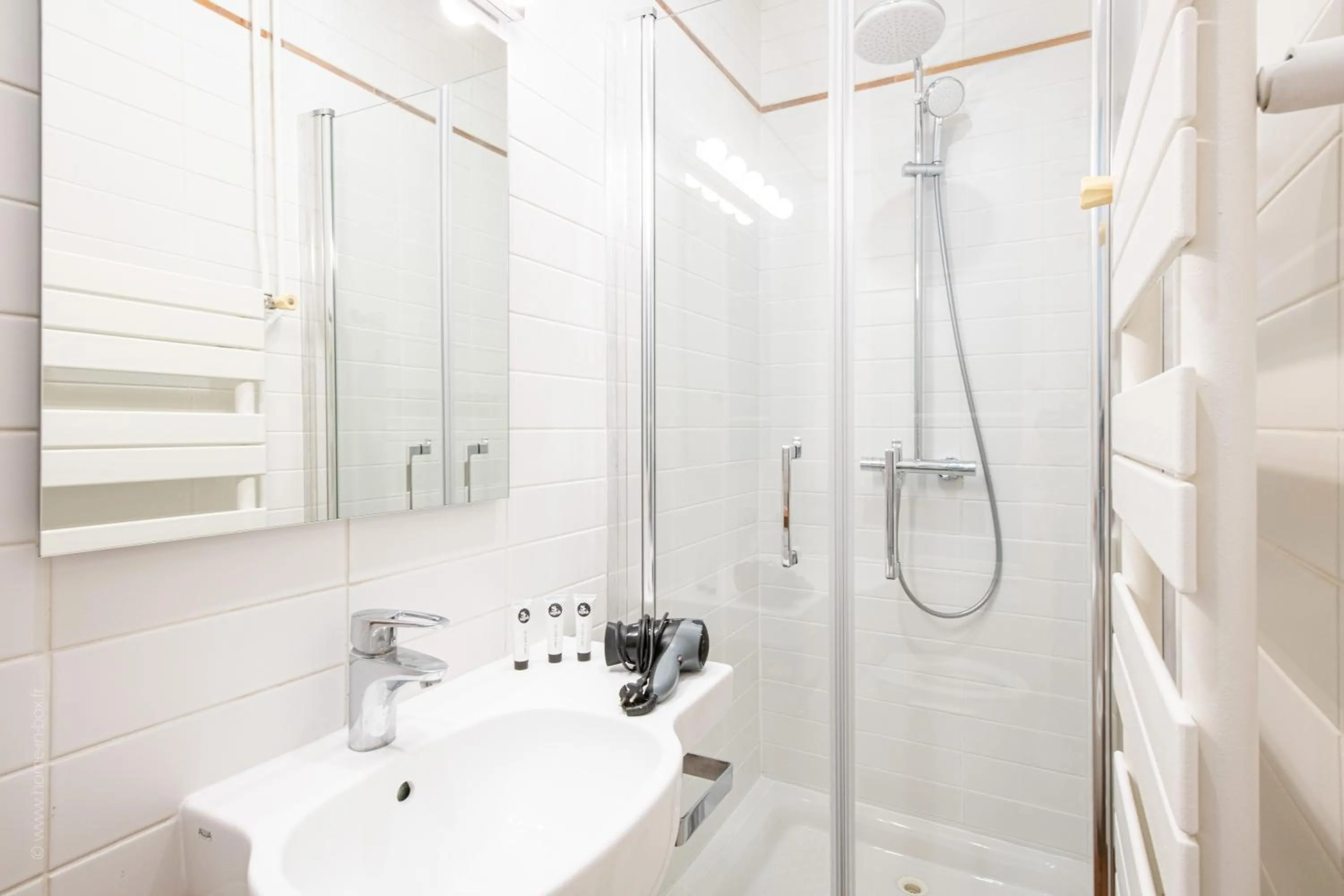 Shower in HotelHome Paris 16