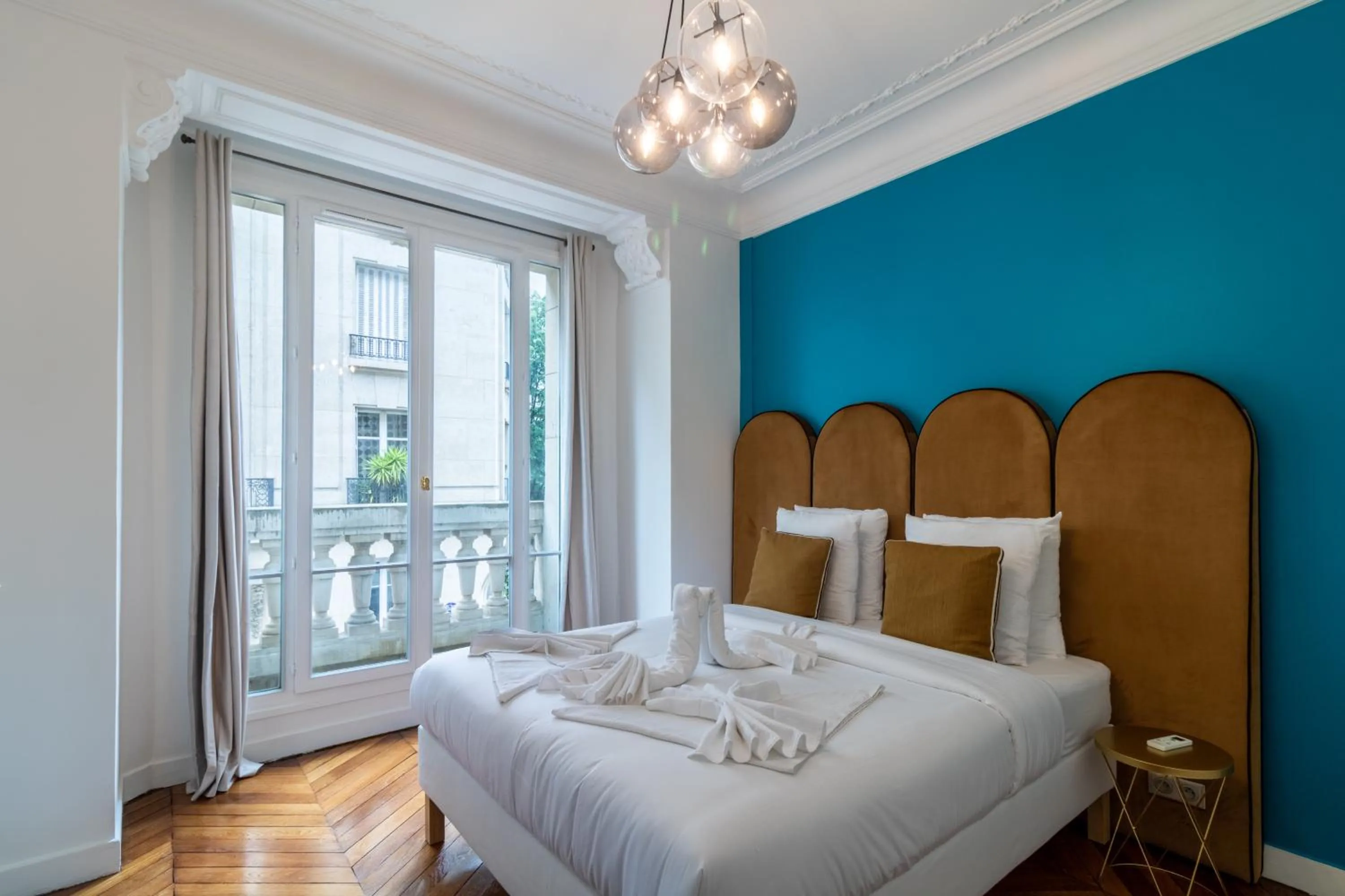 Bed in HotelHome Paris 16