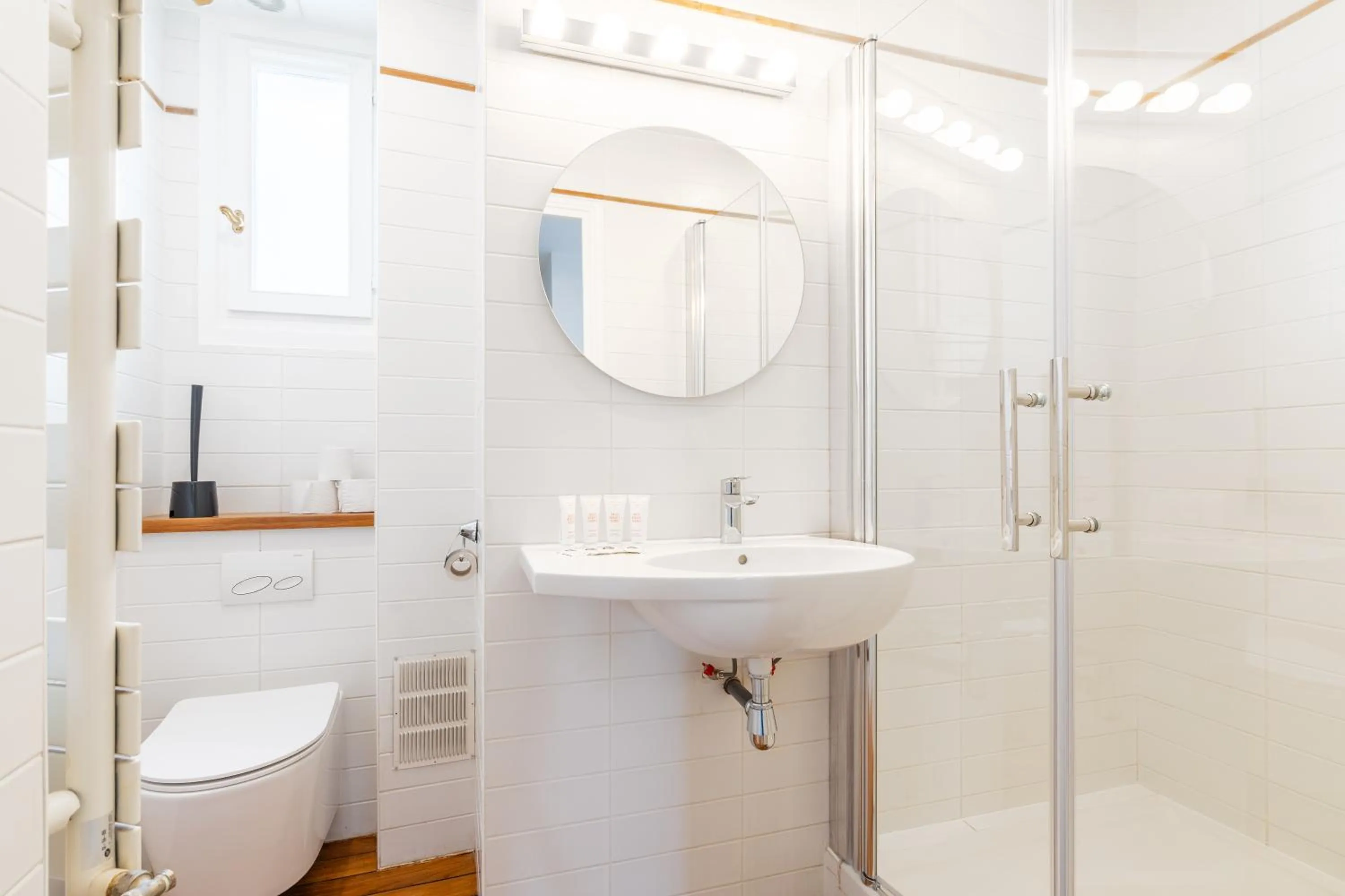 Toilet in HotelHome Paris 16