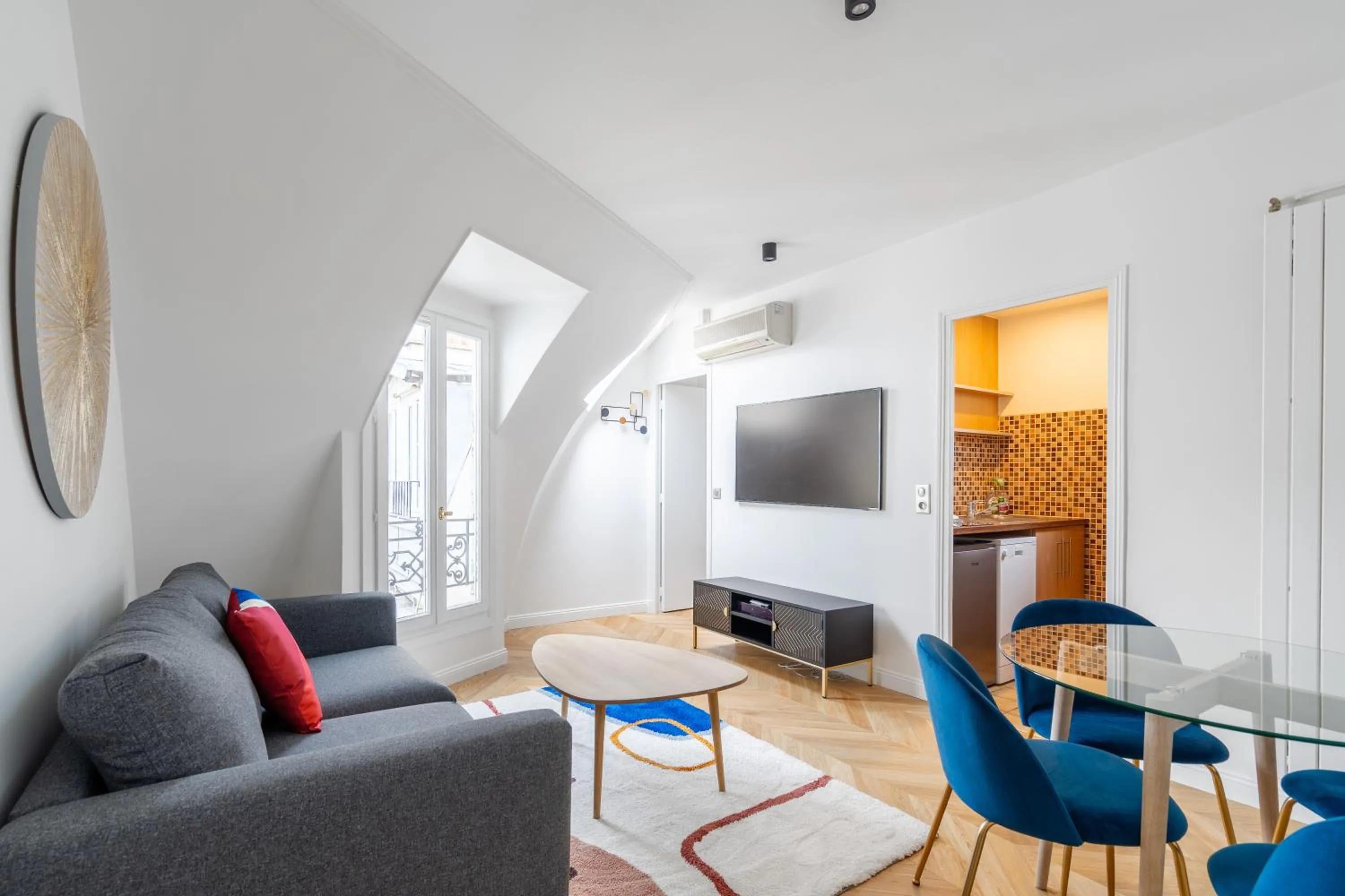 Communal lounge/ TV room in HotelHome Paris 16