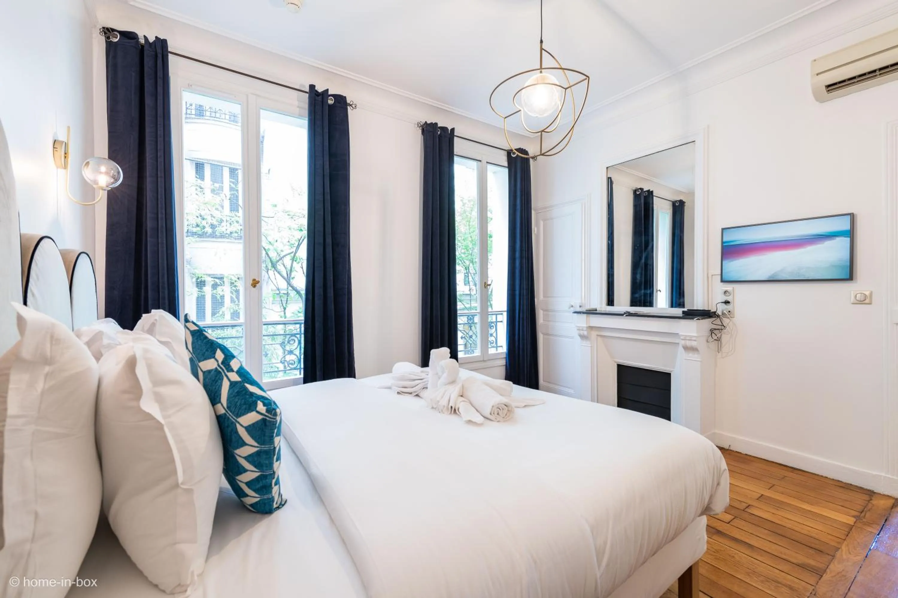 Bed in HotelHome Paris 16