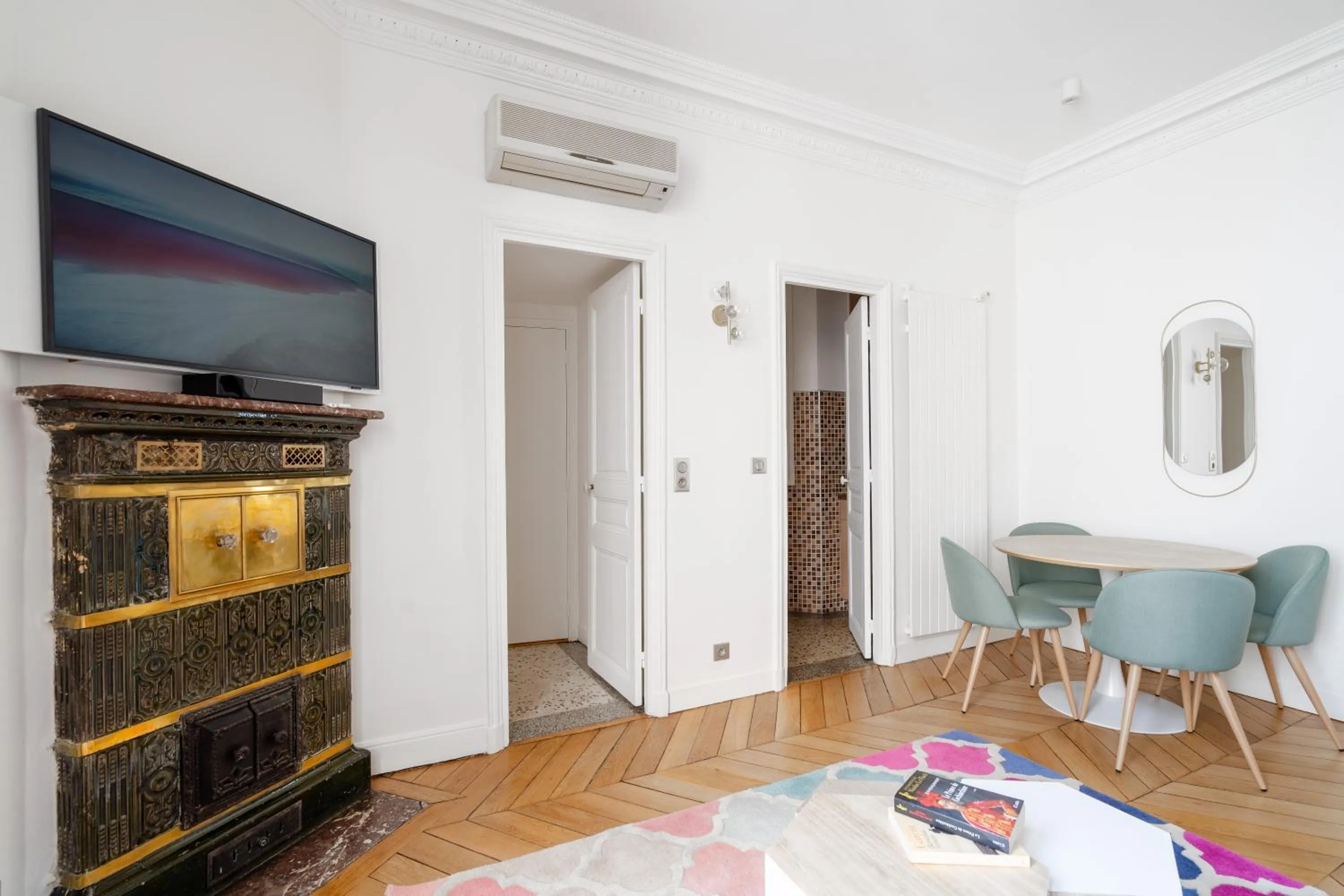 Seating area in HotelHome Paris 16