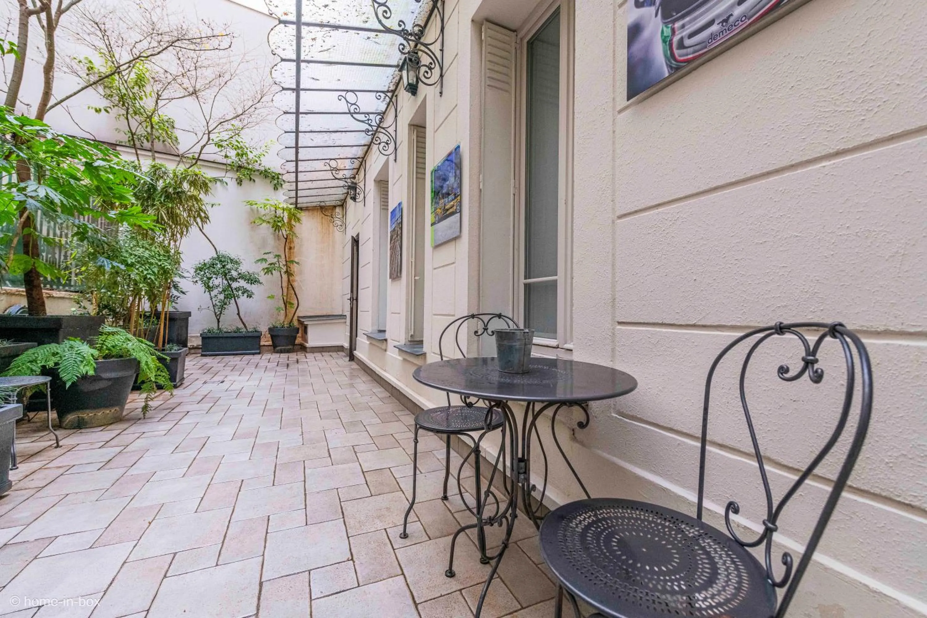Patio in HotelHome Paris 16